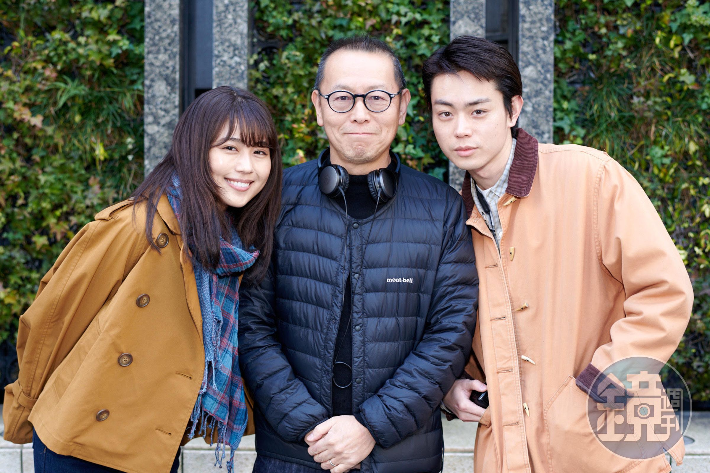 菅田將暉（右）搭檔有村架純（左）主演電影《花束般的戀愛》由土井裕泰（中）執導，坂元裕二編寫劇本。（翻攝自SPICE.jp）