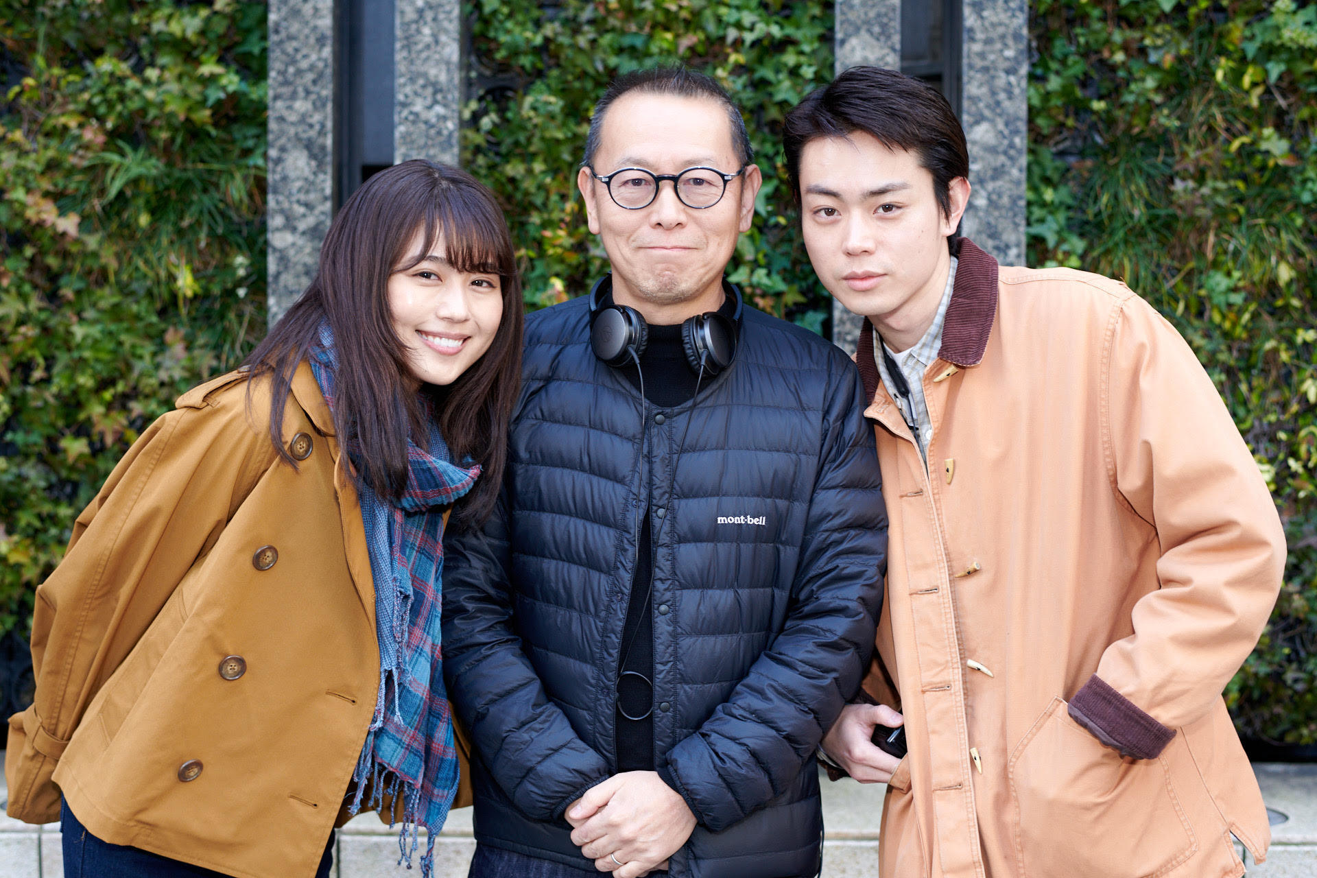 菅田將暉（右）搭檔有村架純（左）主演電影《花束般的戀愛》由土井裕泰（中）執導，坂元裕二編寫劇本。（翻攝自SPICE.jp）