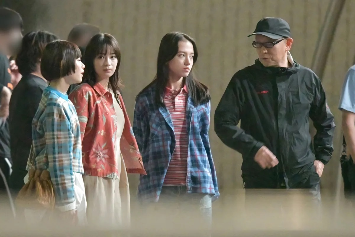 土井裕泰(右)執導新片《單戀世界》集結杉咲花(左起)、廣瀨鈴、清原果耶3名人氣女星,上月驚傳土井收工後發生車禍。(翻攝自postseven)