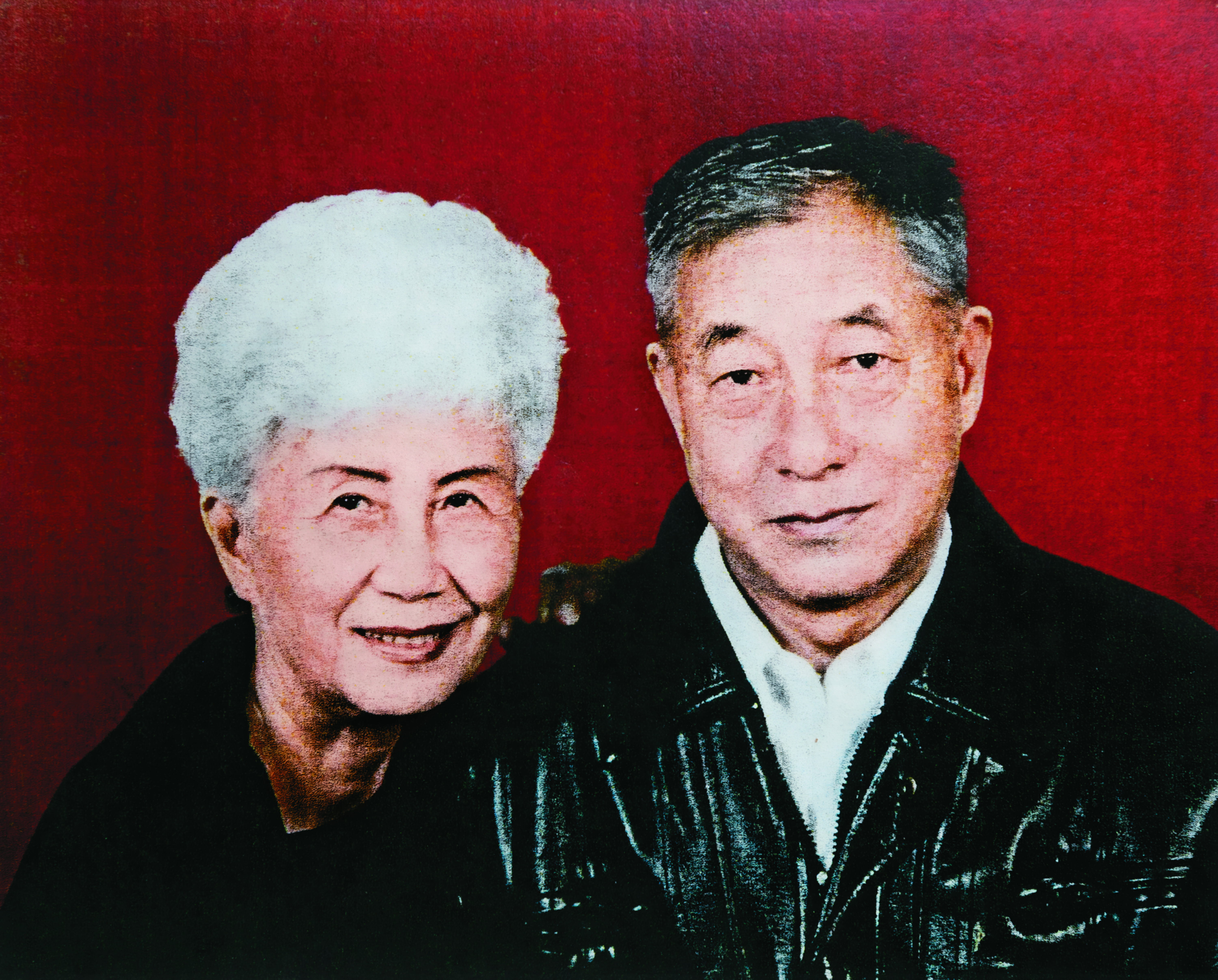 鄒光漢（右）85歲時曾撰寫一本他跟太太魯蓮芬（左）逃離中國的回憶錄，他期待能有出版社願意出版。（鄒光漢提供）