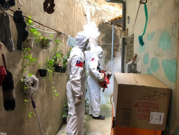 市府派員持續噴藥化學防治。（台南市府提供）