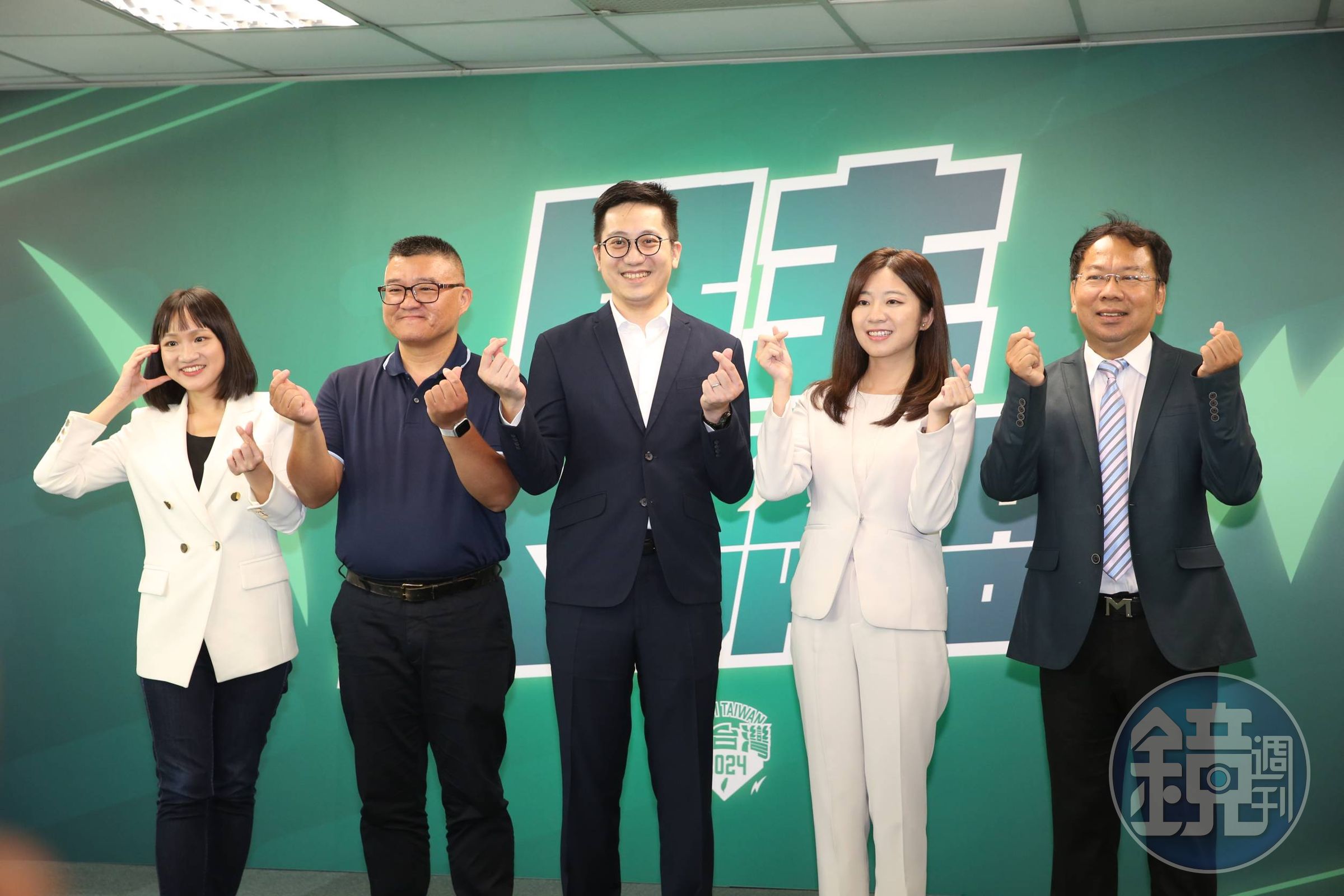 賴清德今宣布「民主大聯盟」最後一波區域立委徵召名單,宣布提名謝佩芬(左起)、莊銘淵、曾聖凱、謝子涵、謝志忠等人代表民進黨參選2024立委選戰。