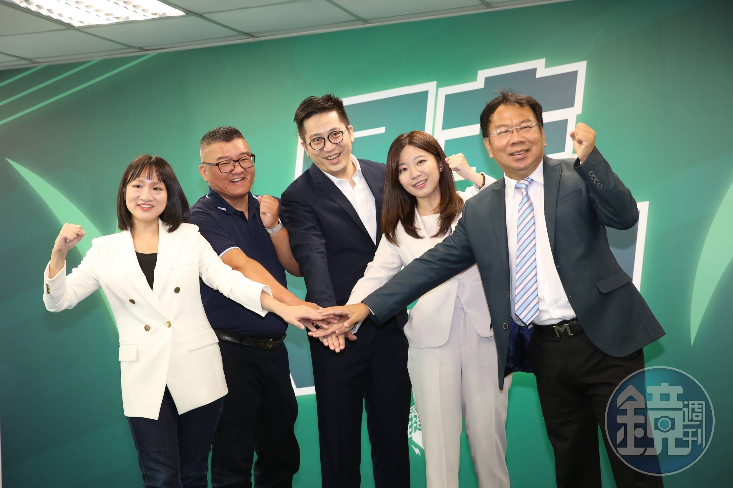 民進黨確定提名莊銘淵(左2)代表參選新北市永和區立委。