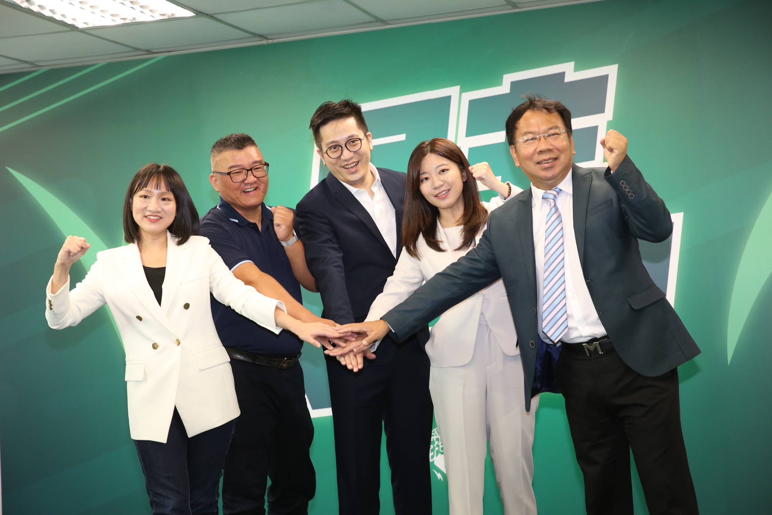 民進黨確定提名莊銘淵(左2)代表參選新北市永和區立委。