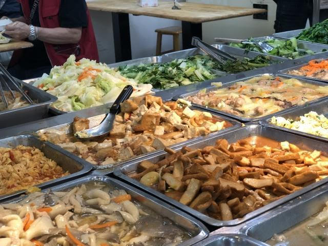 一名男大生外帶便當時，竟狂喝免費提供的湯，幾乎喝到見底。（示意圖，photo AC）