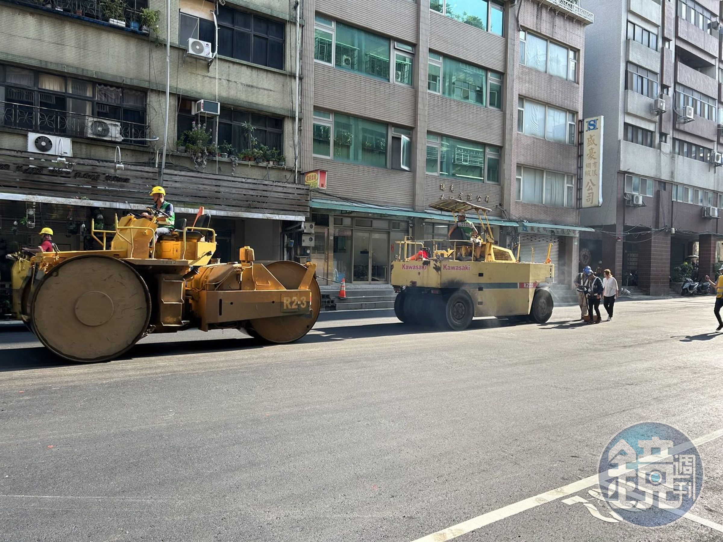 北市南京西路日前出現「天坑」,預計今晚11時開放南京西路北側車道雙向通行。(台北市工務局提供)