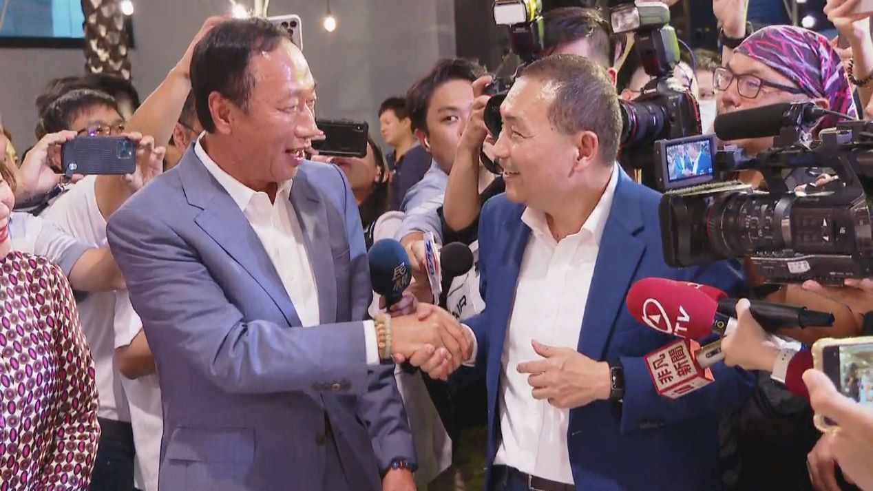 郭台銘與侯友宜「世紀大同框」，期間互動相當冷，直至侯要離場前才握手寒暄。（翻攝自《鏡新聞》畫面）