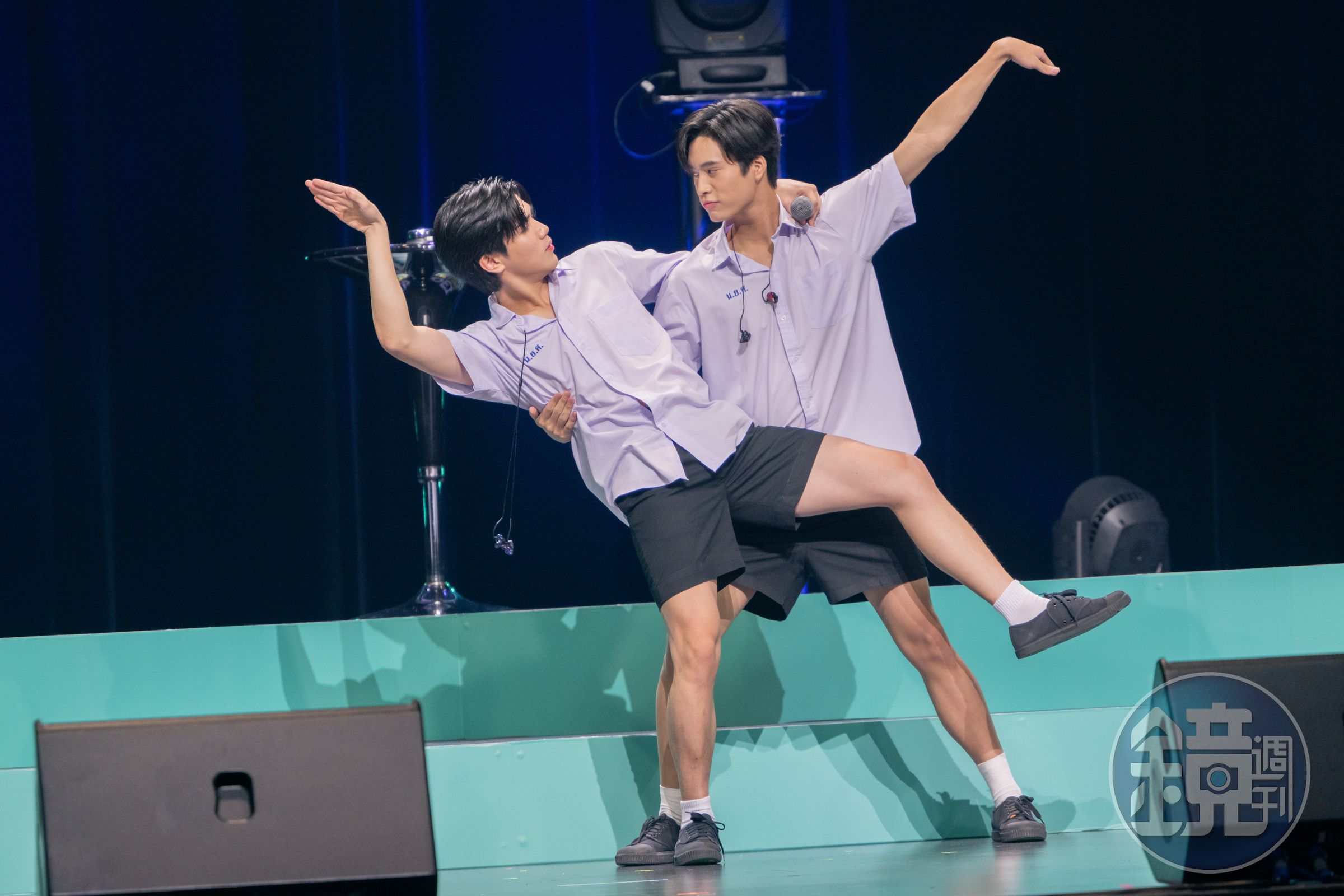 《My School President》主演Fourth(左)與Gemini在見面會還原劇中動作。(KKLIVE提供)
