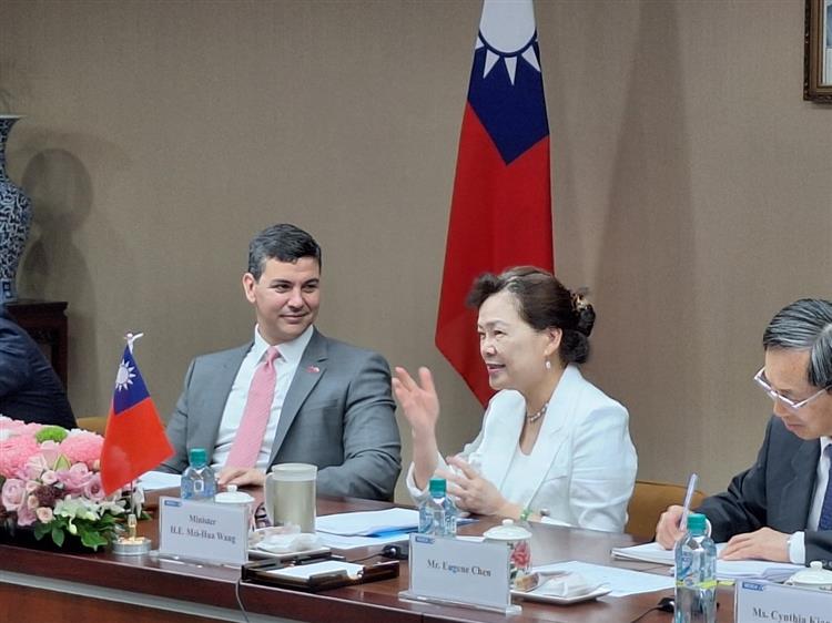 經濟部長王美花與巴拉圭總統當選人貝尼亞會談強化經貿產業交流合作。（經濟部提供）