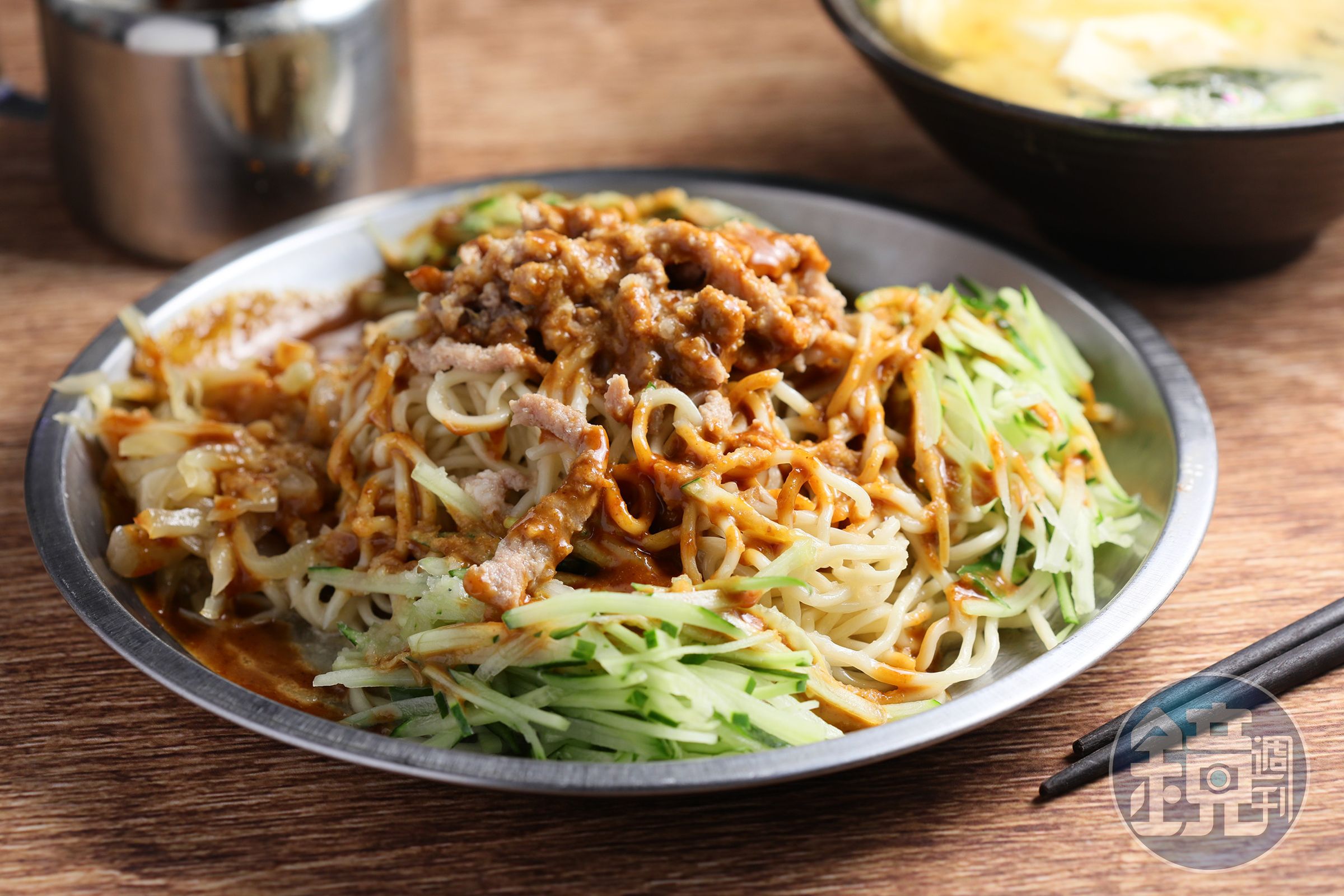「酸菜肉絲涼麵」淋上祕方醬汁,搭配酸菜的酸鮮,立刻打開食欲。(60元/小份)