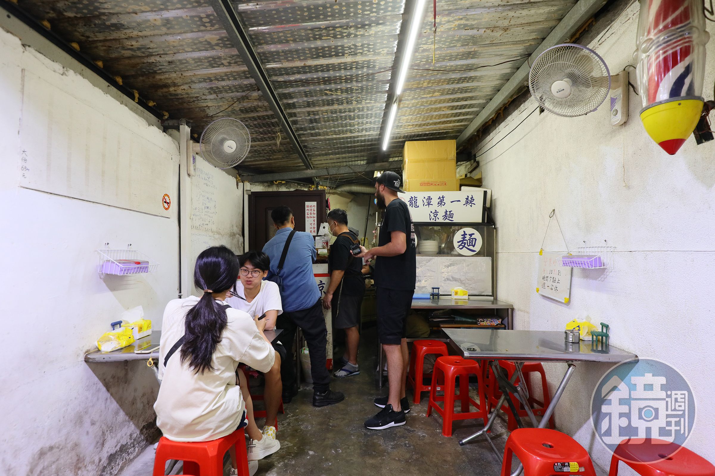 涼麵店內空間不大,最多能同時容納10~12人。