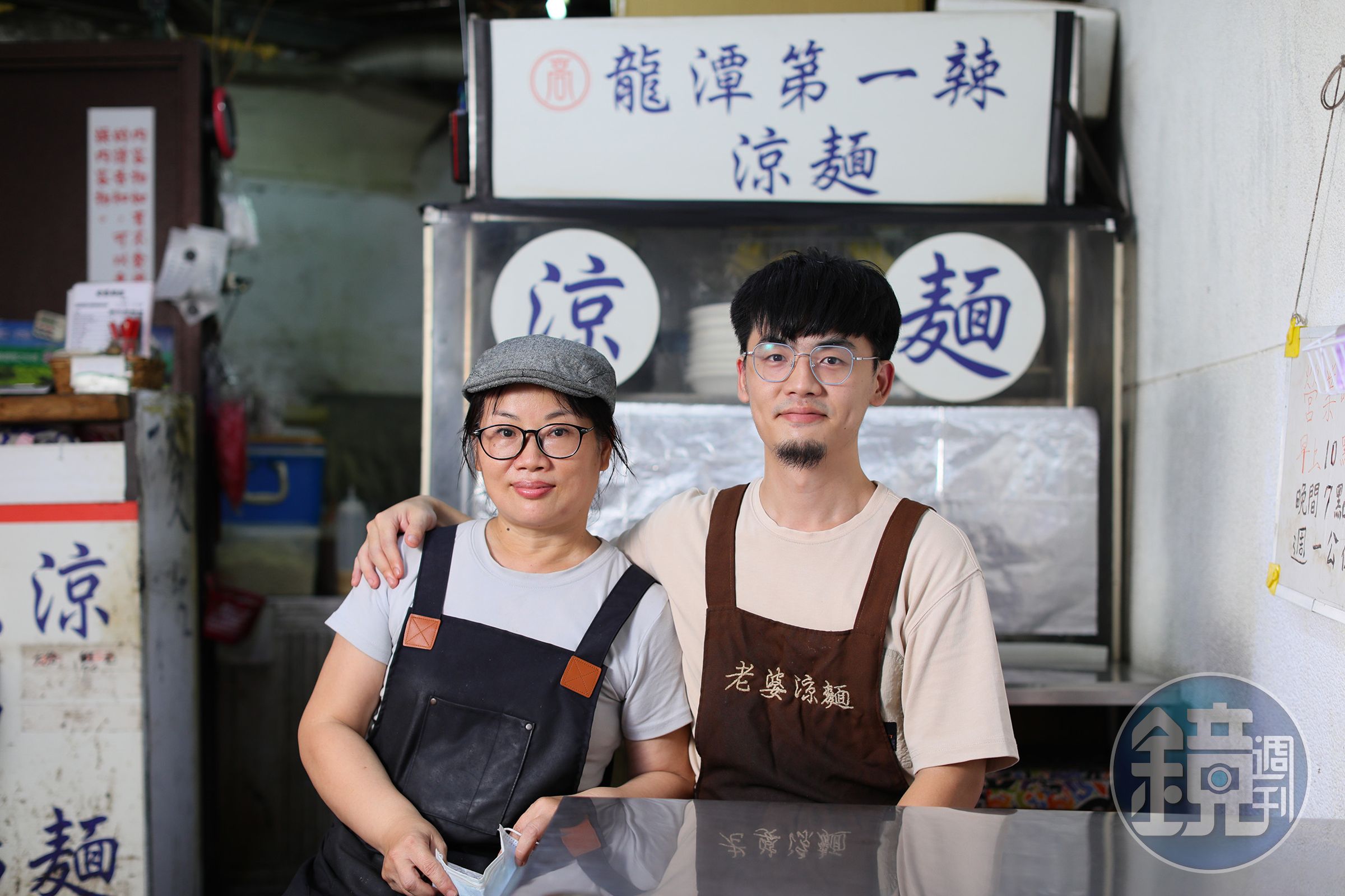 二代老闆小高(右)與爸媽一起經營「老婆涼麵1號店」。