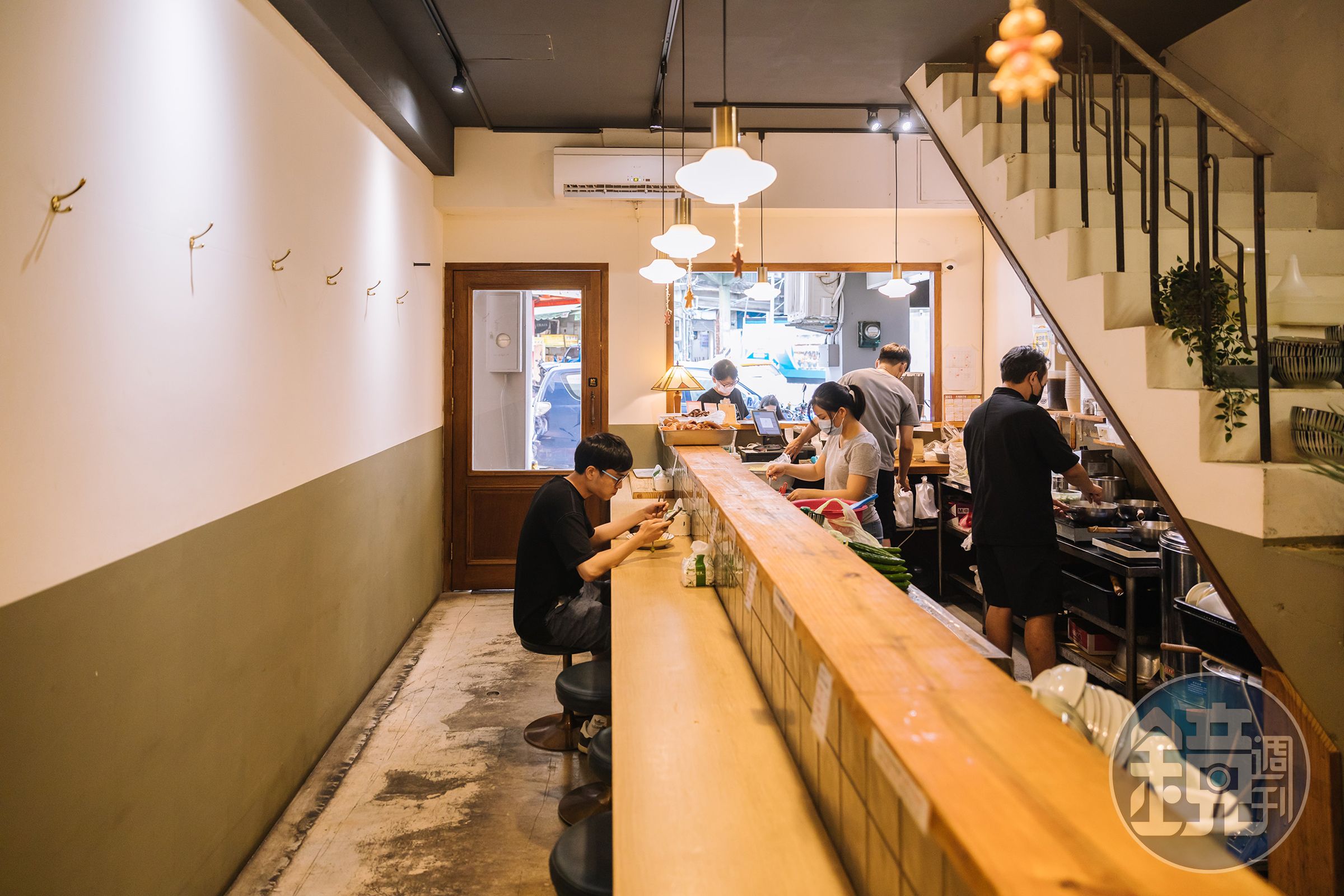 本是設計人的涼麵店老闆Bottle，相當重視用餐空間的舒適與美感。