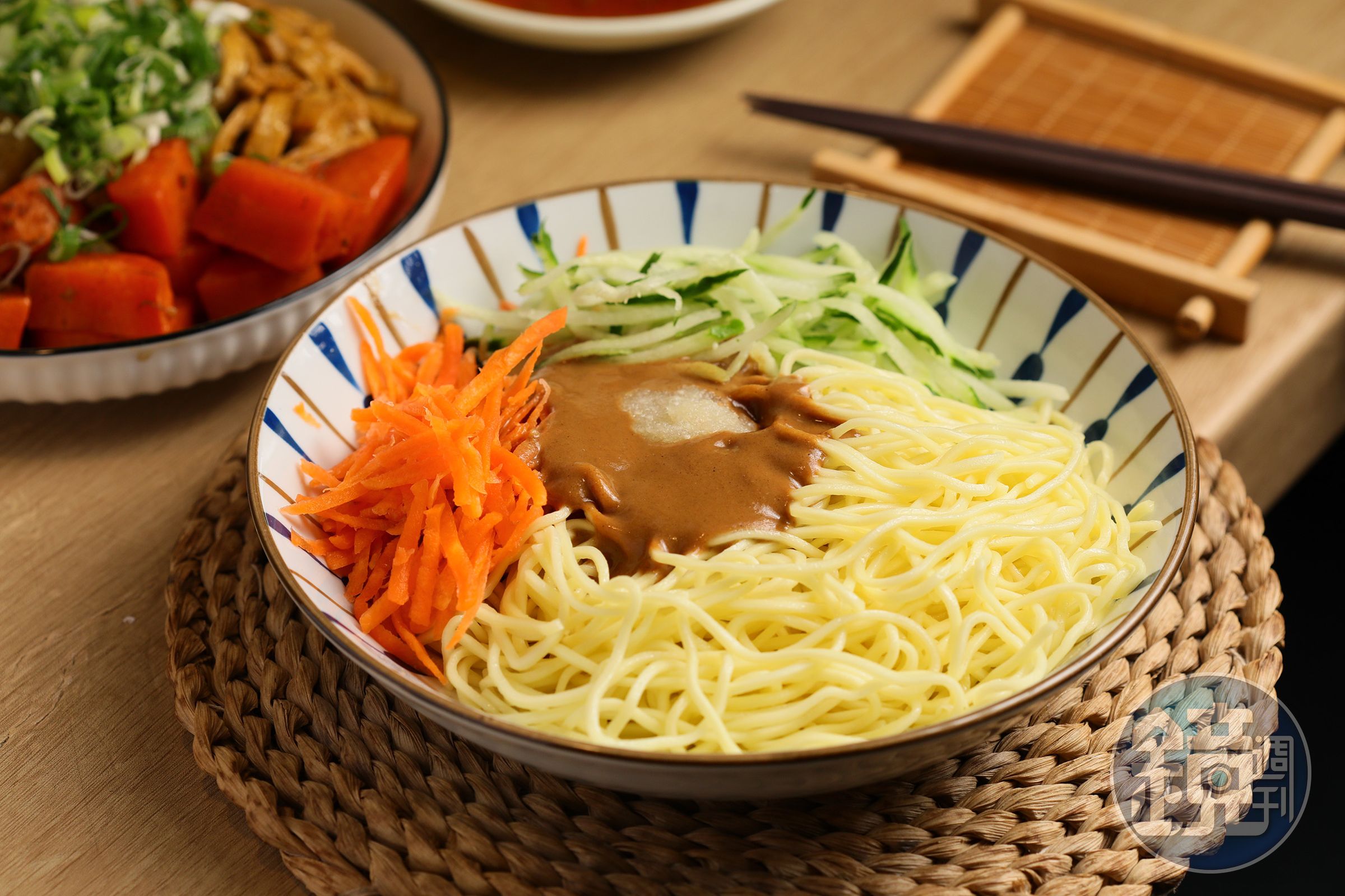 「招牌麻醬涼麵」淋上加入花生與帶有少許中藥味的烏醋特製的麻醬，濃厚醬汁口感受到客人喜愛。（50元／小份）