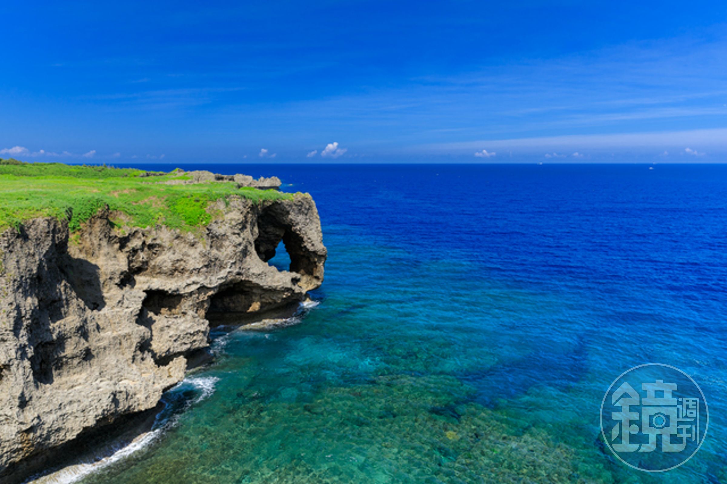 位於沖繩本島中央的萬座毛是旅客必遊景點，也適合作為自駕遊的中繼站。（gogoout提供）