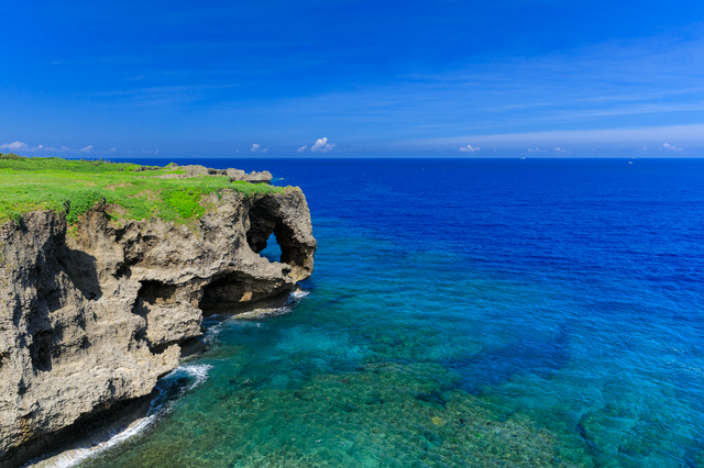 位於沖繩本島中央的萬座毛是旅客必遊景點，也適合作為自駕遊的中繼站。（gogoout提供）