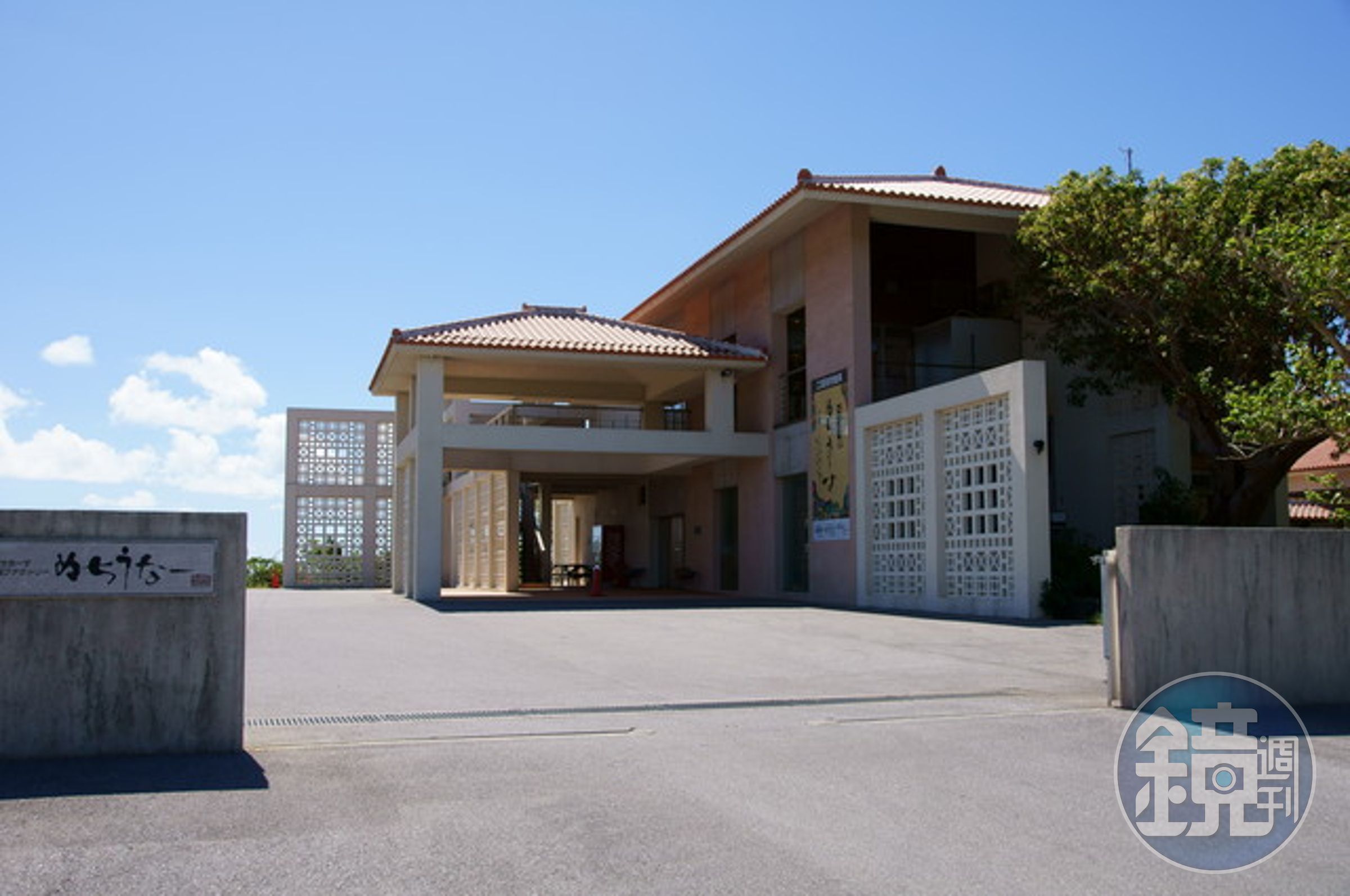 「命御庭製鹽工廠」是一間包含鹽工廠、餐飲、伴手禮的複合式觀光工廠，「鹽冰淇淋」搭配無敵海景，是當地人的人氣組合。（gogoout提供）