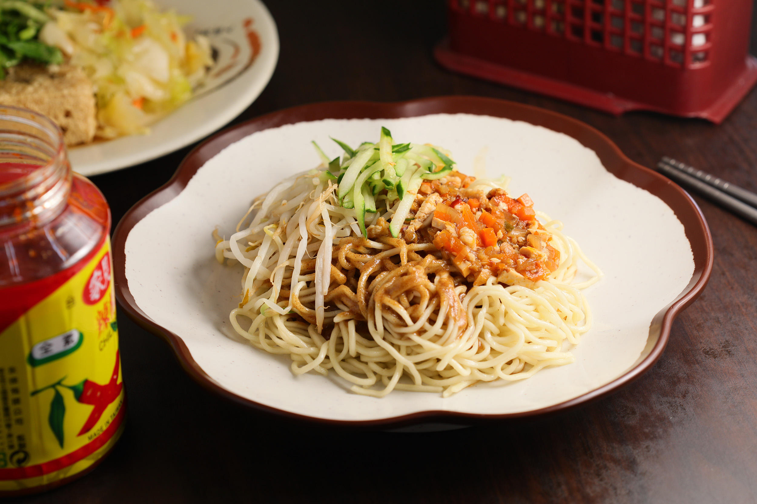 來到台北公館的「興隆涼麵」，除了必點淋上炸醬與麻醬的「綜合涼麵」，配上塞入醬汁配料的酥脆臭豆腐，是老客人心目中的完整小吃組合。