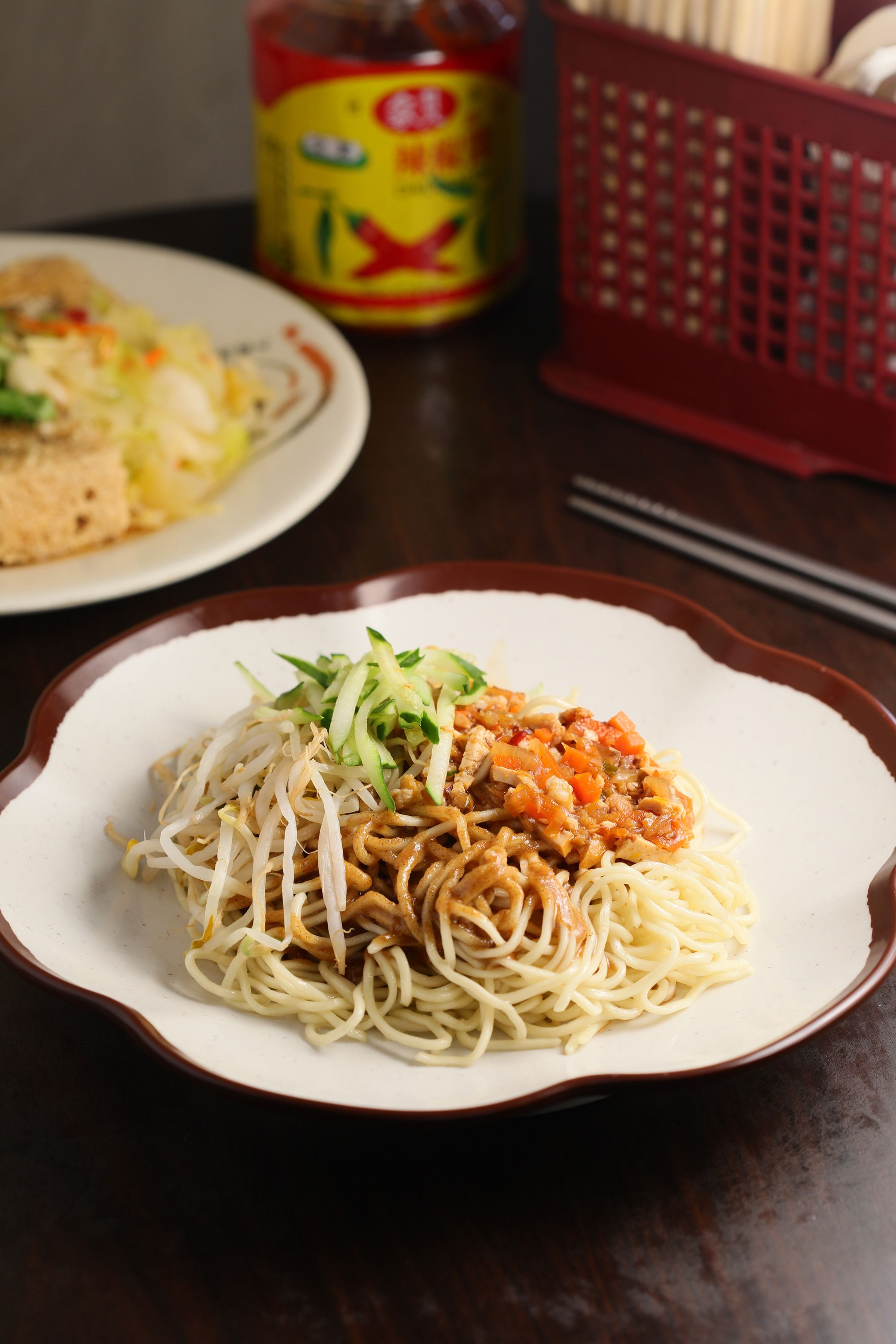 淋上炸醬與麻醬兩種醬汁的「綜合涼麵」,是興隆涼麵的經典招牌口味。(45元/小份)