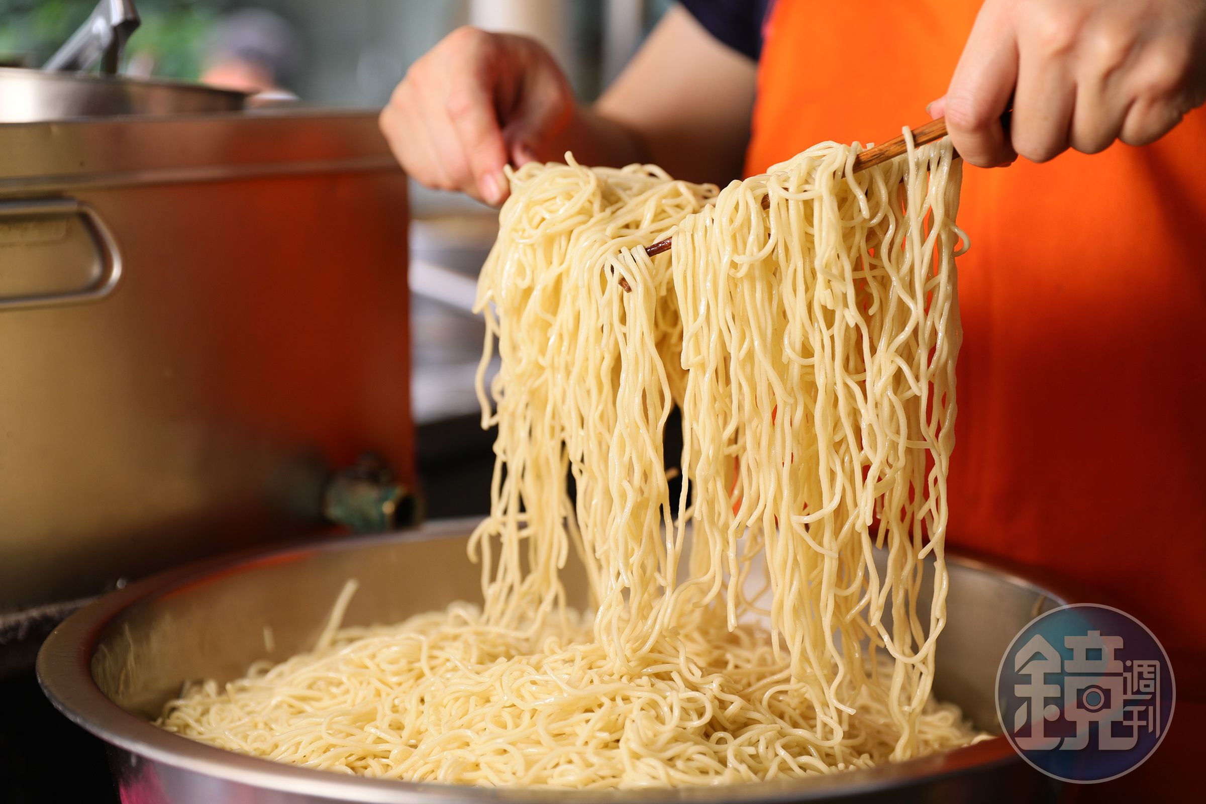 涼麵使用的是老闆娘與製麵廠來回改良多次才製作出的Q彈麵體。