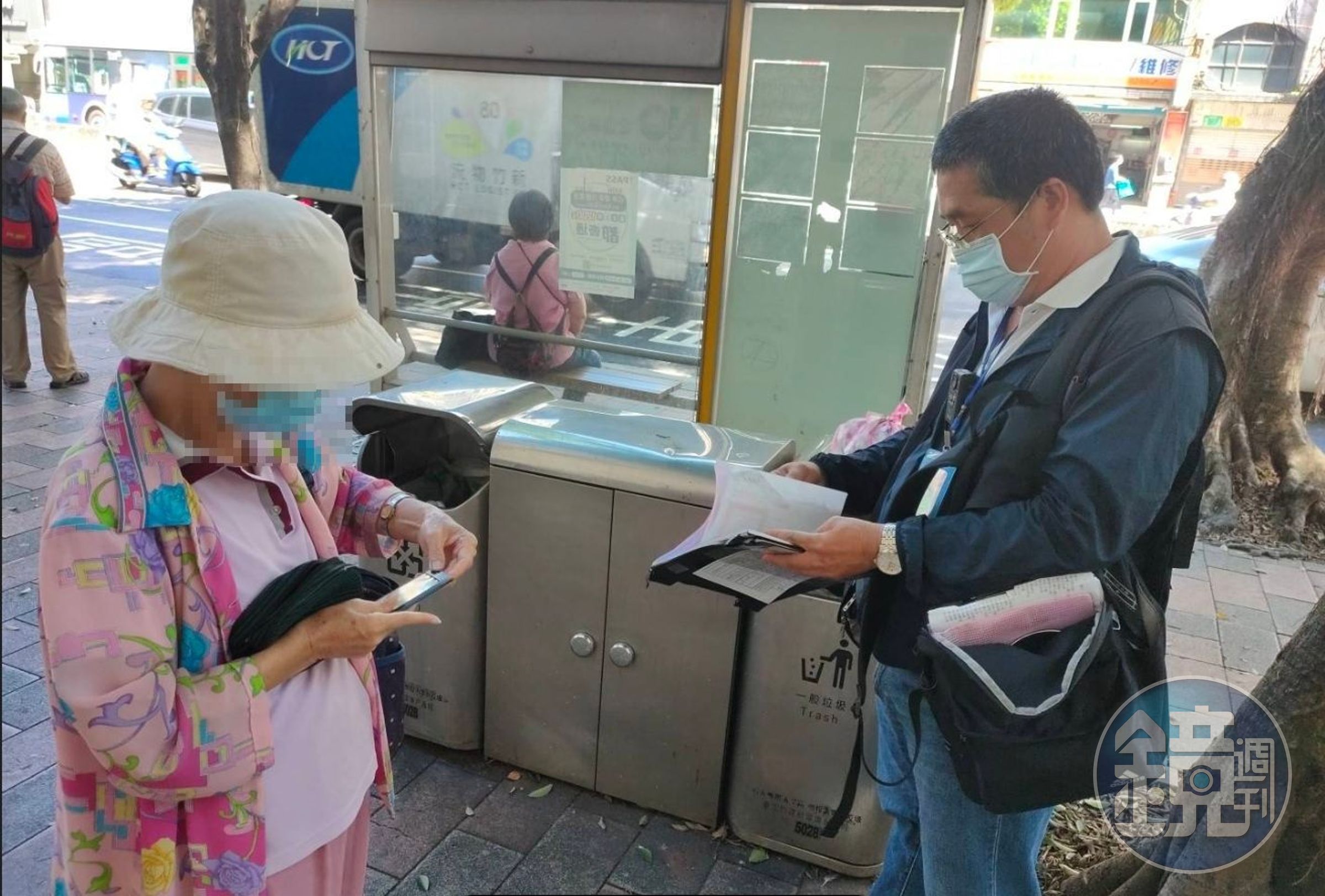 台北市將自8月15日起,針對違規棄置垃圾包行為採從重處罰,最低罰鍰由1,200元提高到3,600元。(北市環保局提供)