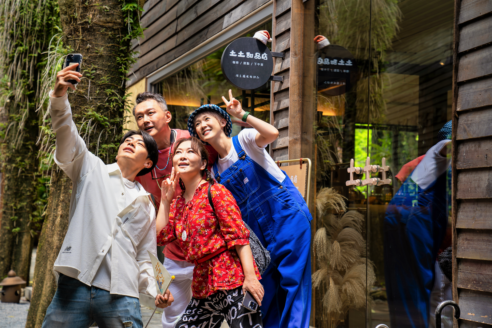 宋柏緯（左起）、何篤霖、張秀卿、孫可芳到南投出外景。（東森提供）