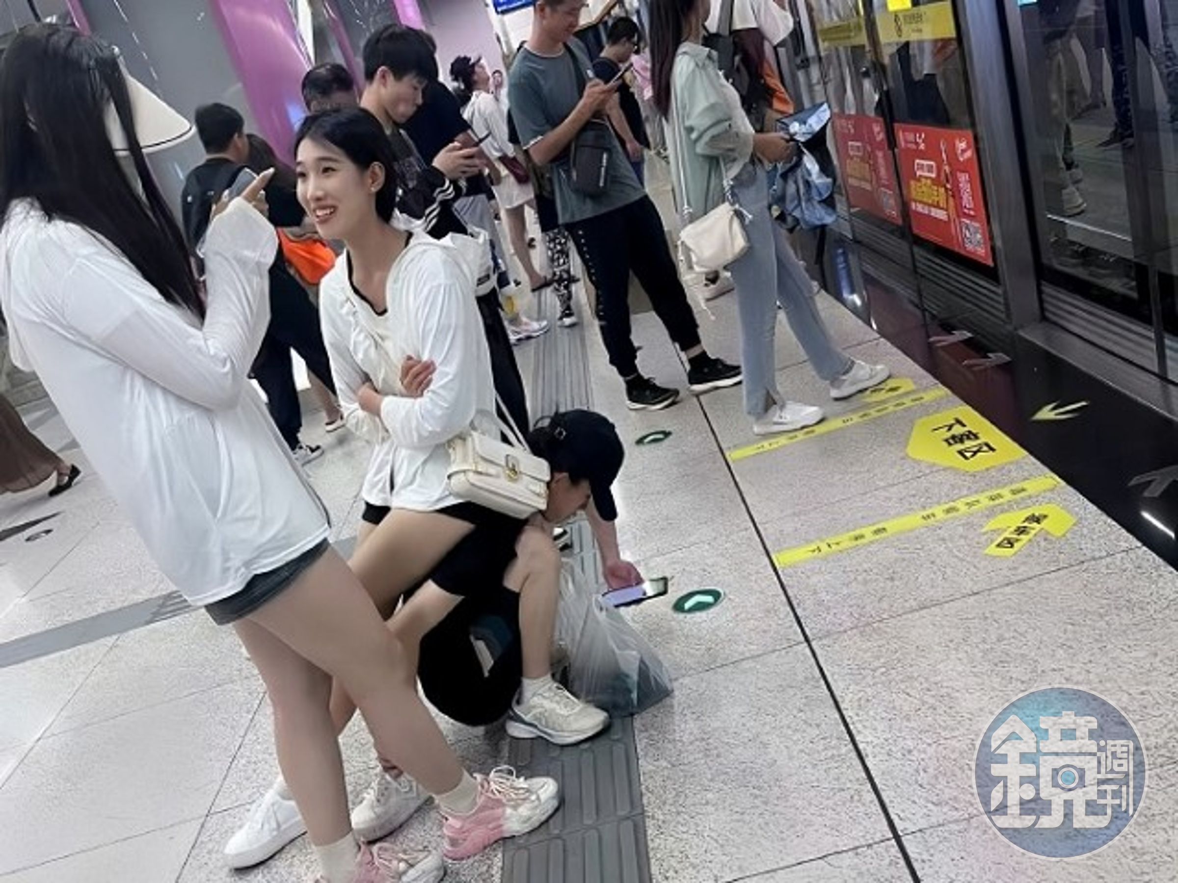正妹排隊等地鐵,男友甘願當「人肉坐墊」!網笑:真的想被騎。(翻自微博)