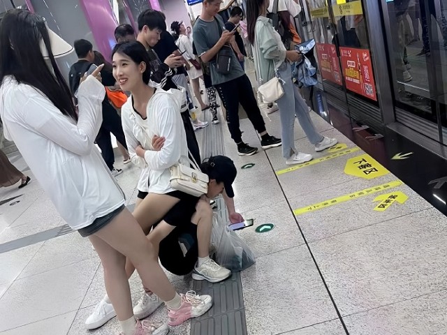 正妹排隊等地鐵，男友甘願當「人肉坐墊」！網笑：真的想被騎。（翻自微博）