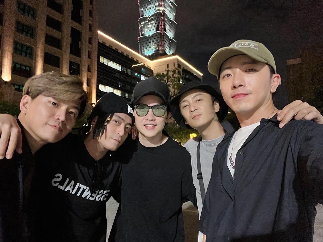 Energy成立21週年的日子，成員們曬出合體照。（翻攝自張書偉臉書）