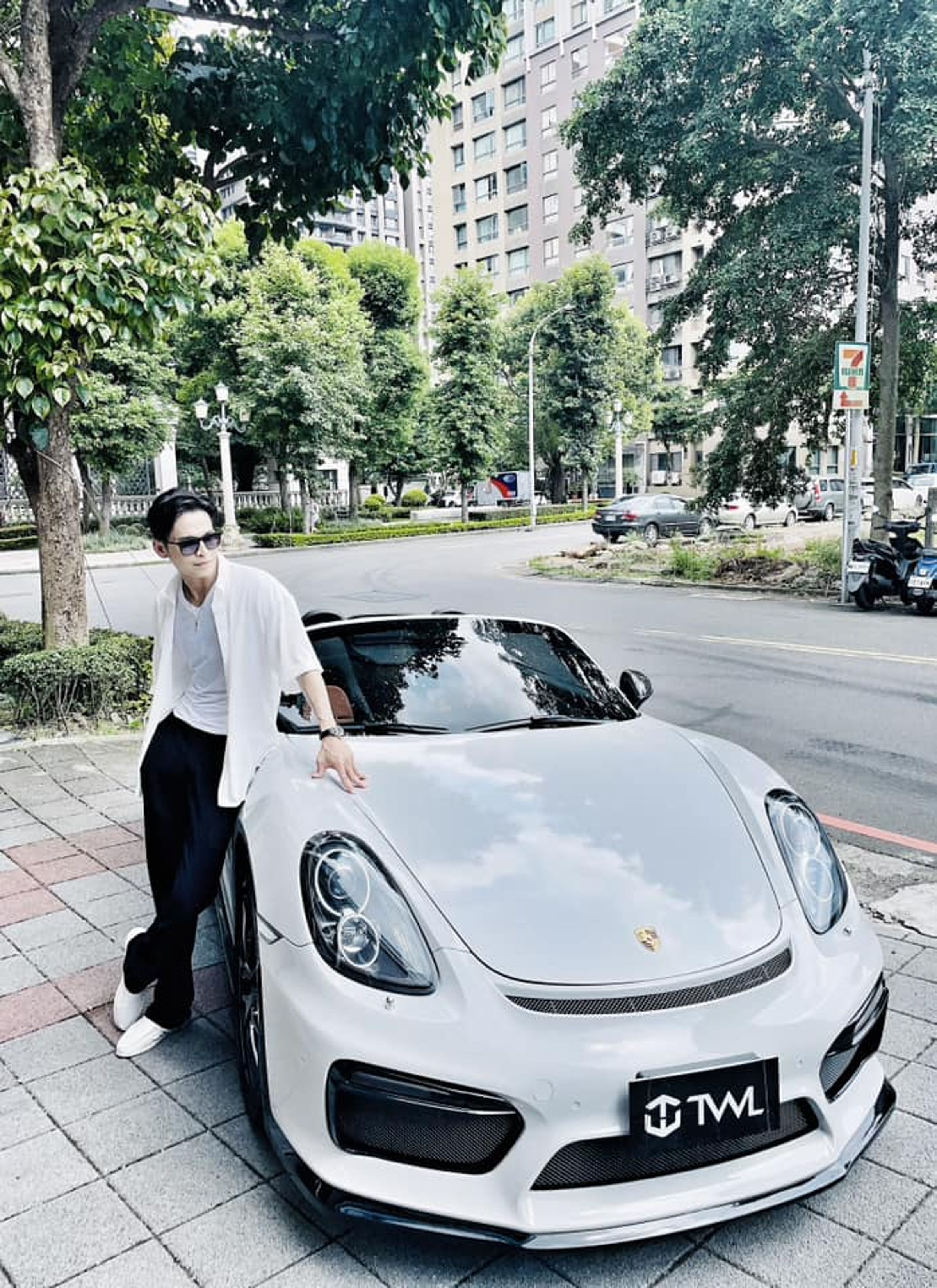 Gino分享愛車帥照卻因停人行道引發眾議。（翻攝自臉書）