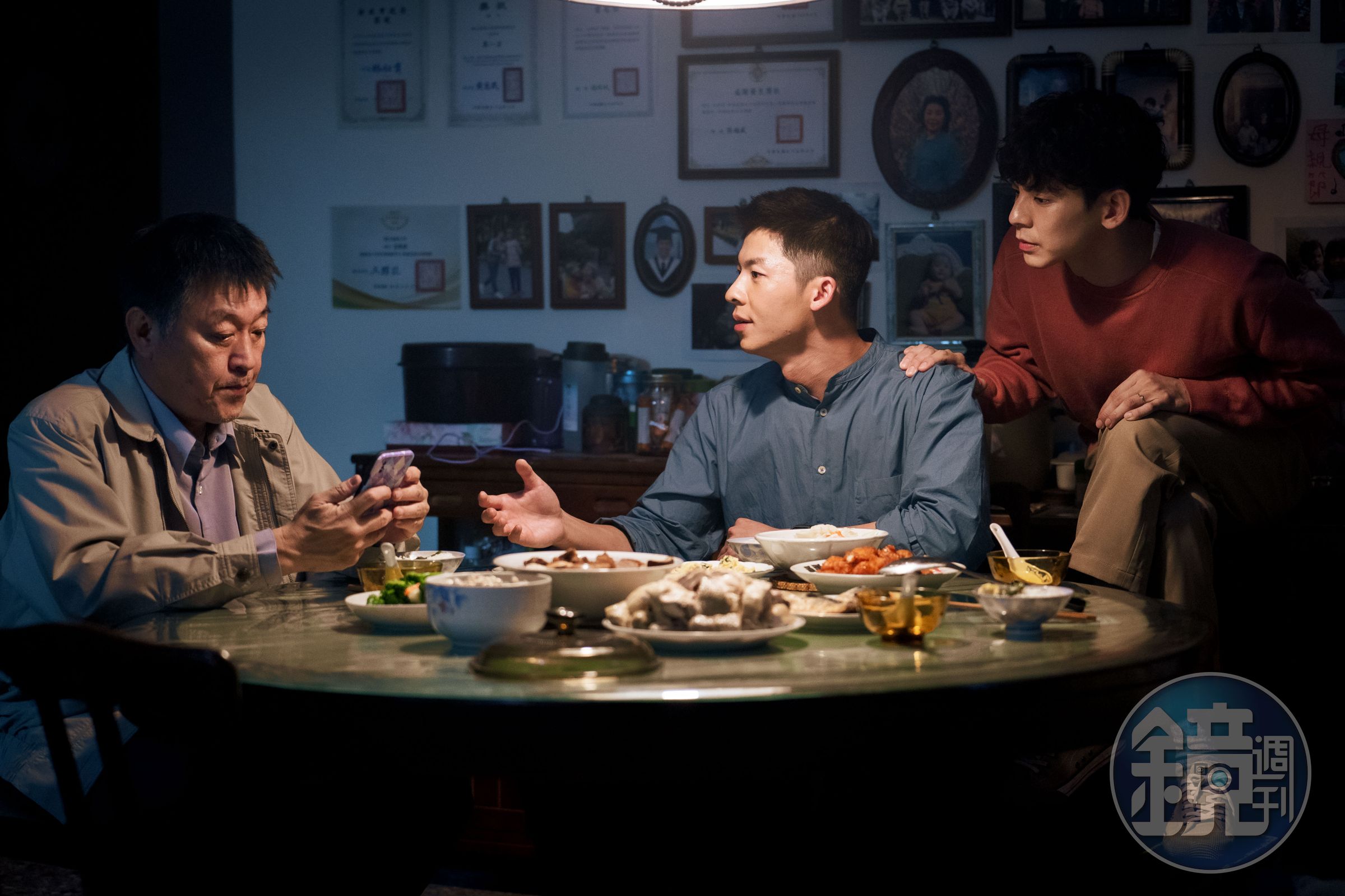 毛爸、吳明翰、與毛毛的對手戲,逼出許多觀眾的淚水。(Netflix提供)