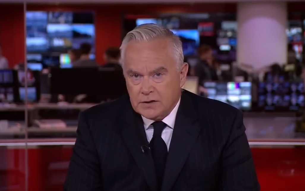 BBC資深招牌主播休愛德華茲捲入購買未成年私密照片風波，他的妻子對外發出聲明回應。（翻攝自BBC YouTube）