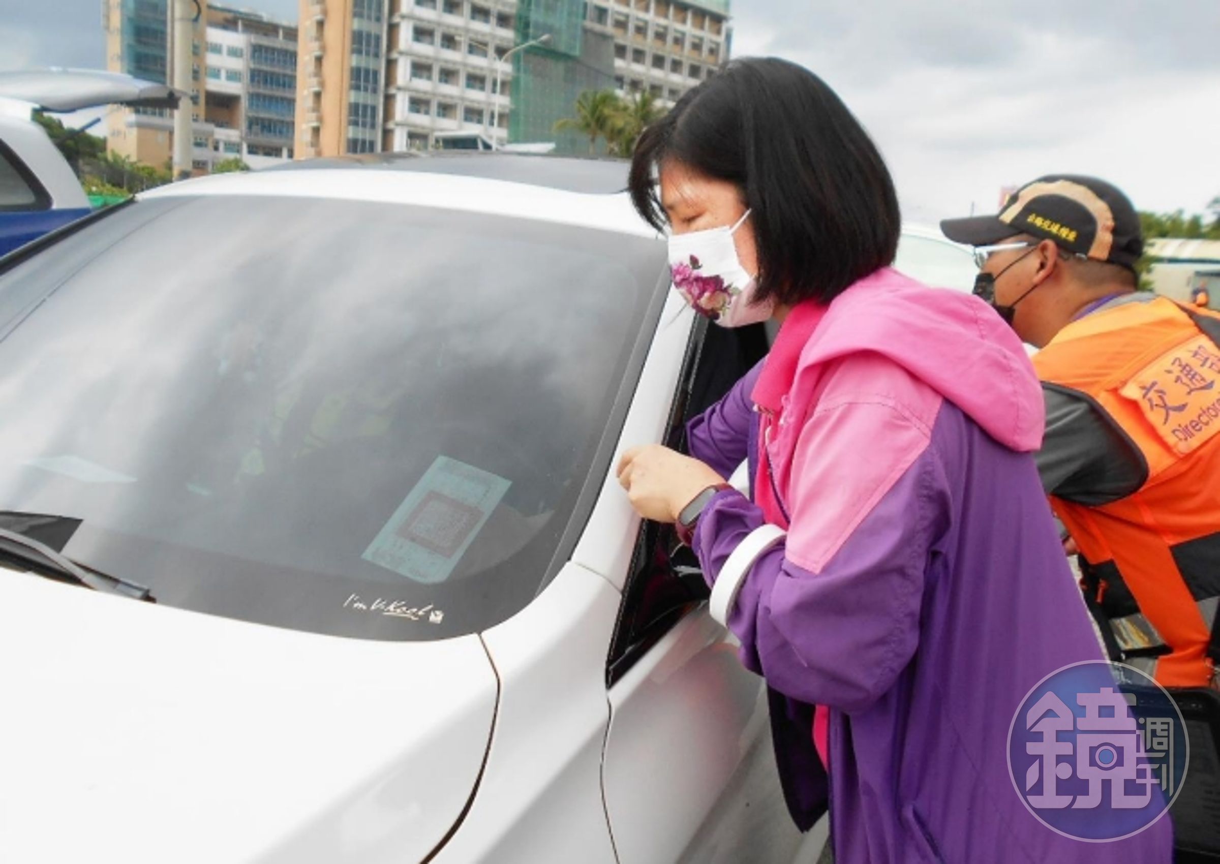 執行人員當場張貼封條查封車輛。(法務部行政執行署屏東分署提供)