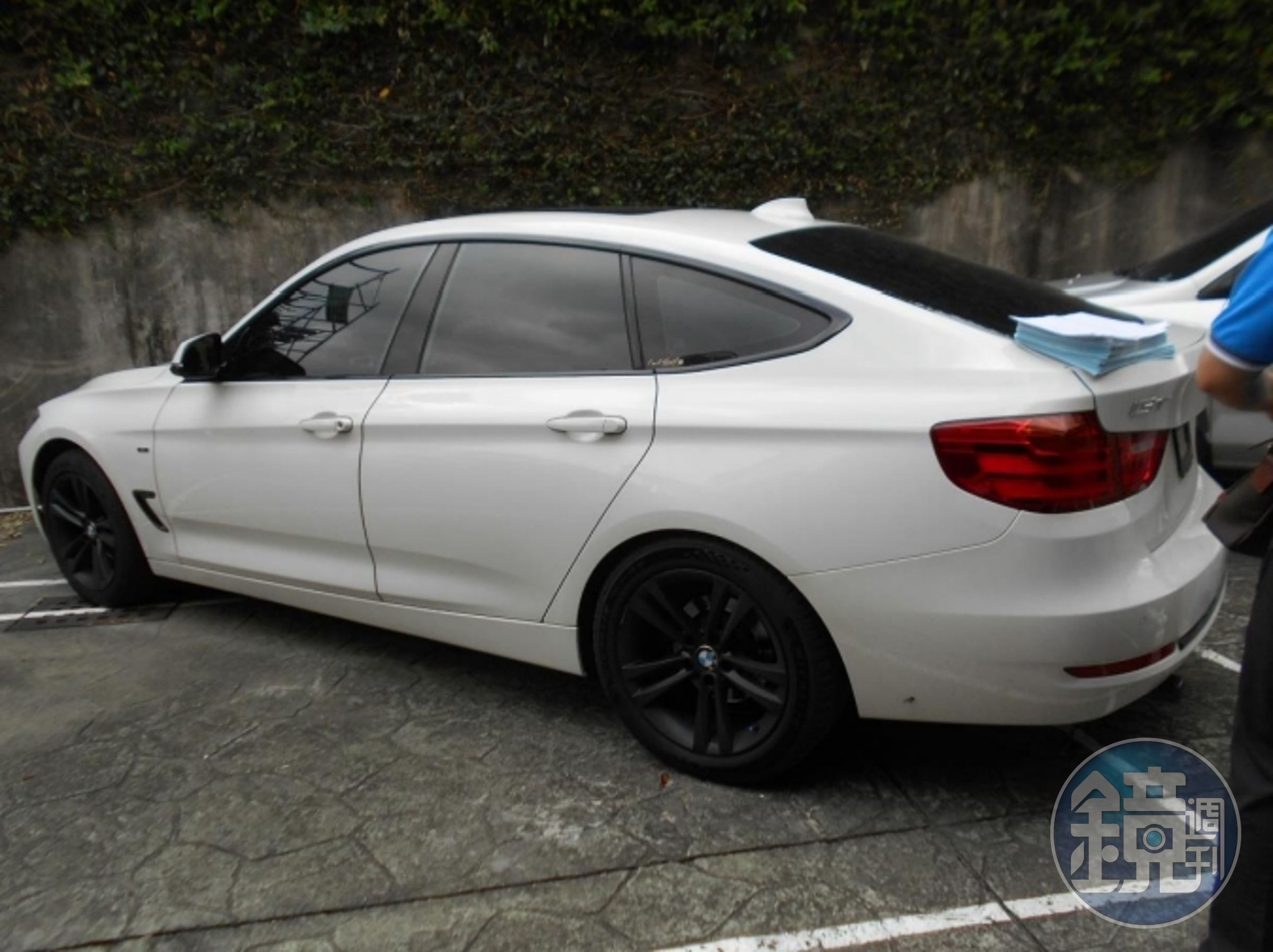 BMW被查封後駛回分署保管。(法務部行政執行署屏東分署提供)