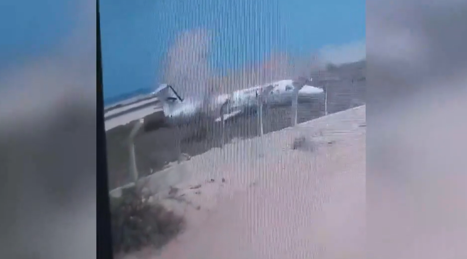 搭載34人飛機「硬著陸」，太恐怖！在跑道上狂衝滑到機艙解體。（翻自《太陽報》）