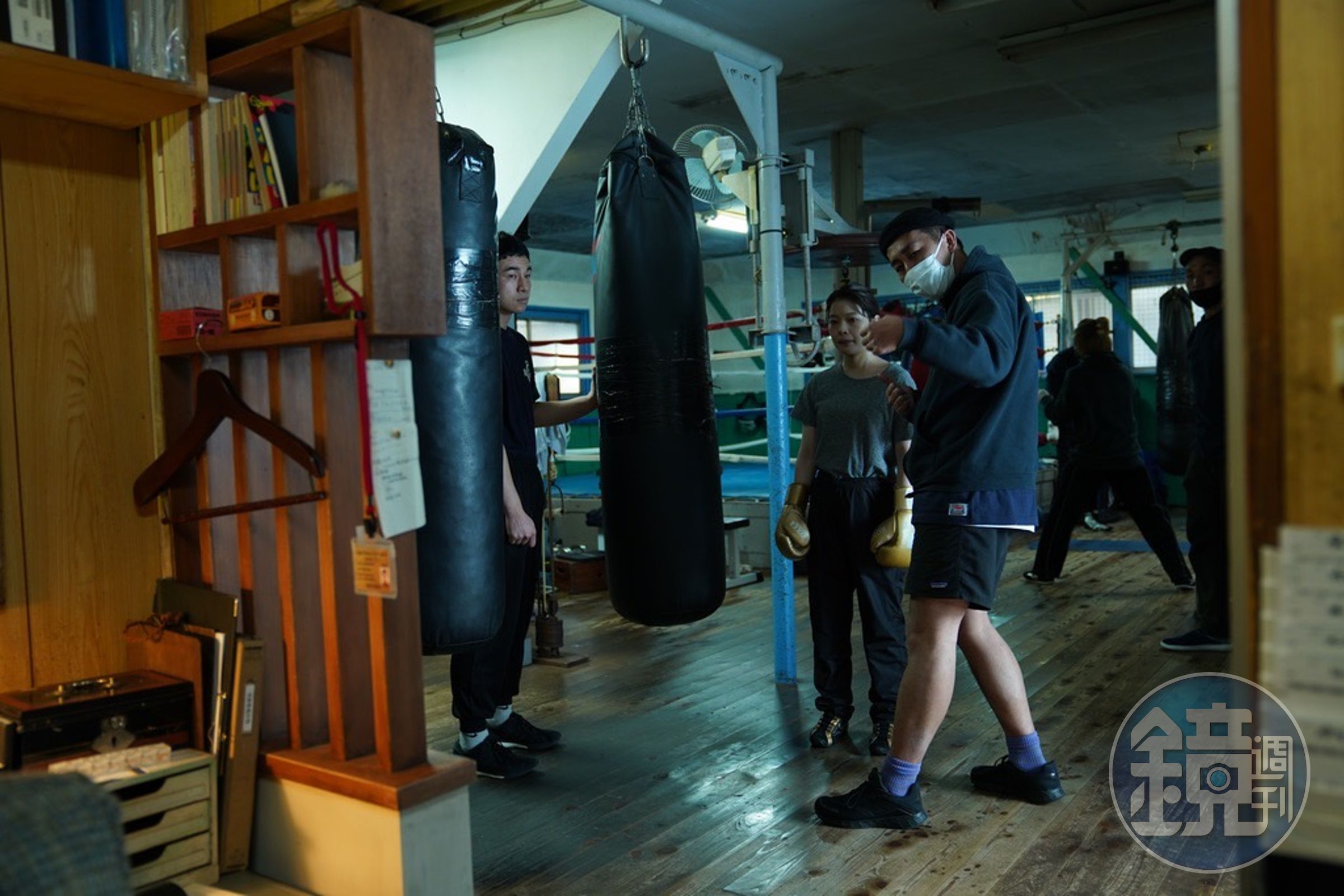 編導三宅唱（右起）與女主角岸井雪乃一起練拳，在拍攝前也與拳擊指導兼演員松浦慎一郎充分討論。（光年映畫提供）