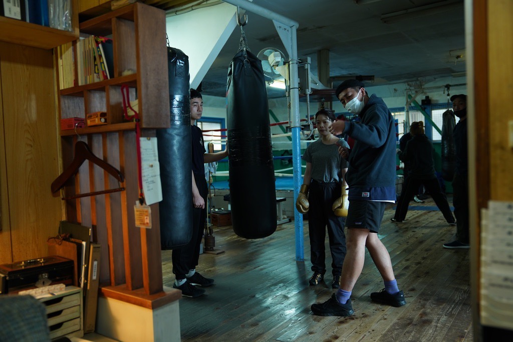 編導三宅唱（右起）與女主角岸井雪乃一起練拳，在拍攝前也與拳擊指導兼演員松浦慎一郎充分討論。（光年映畫提供）