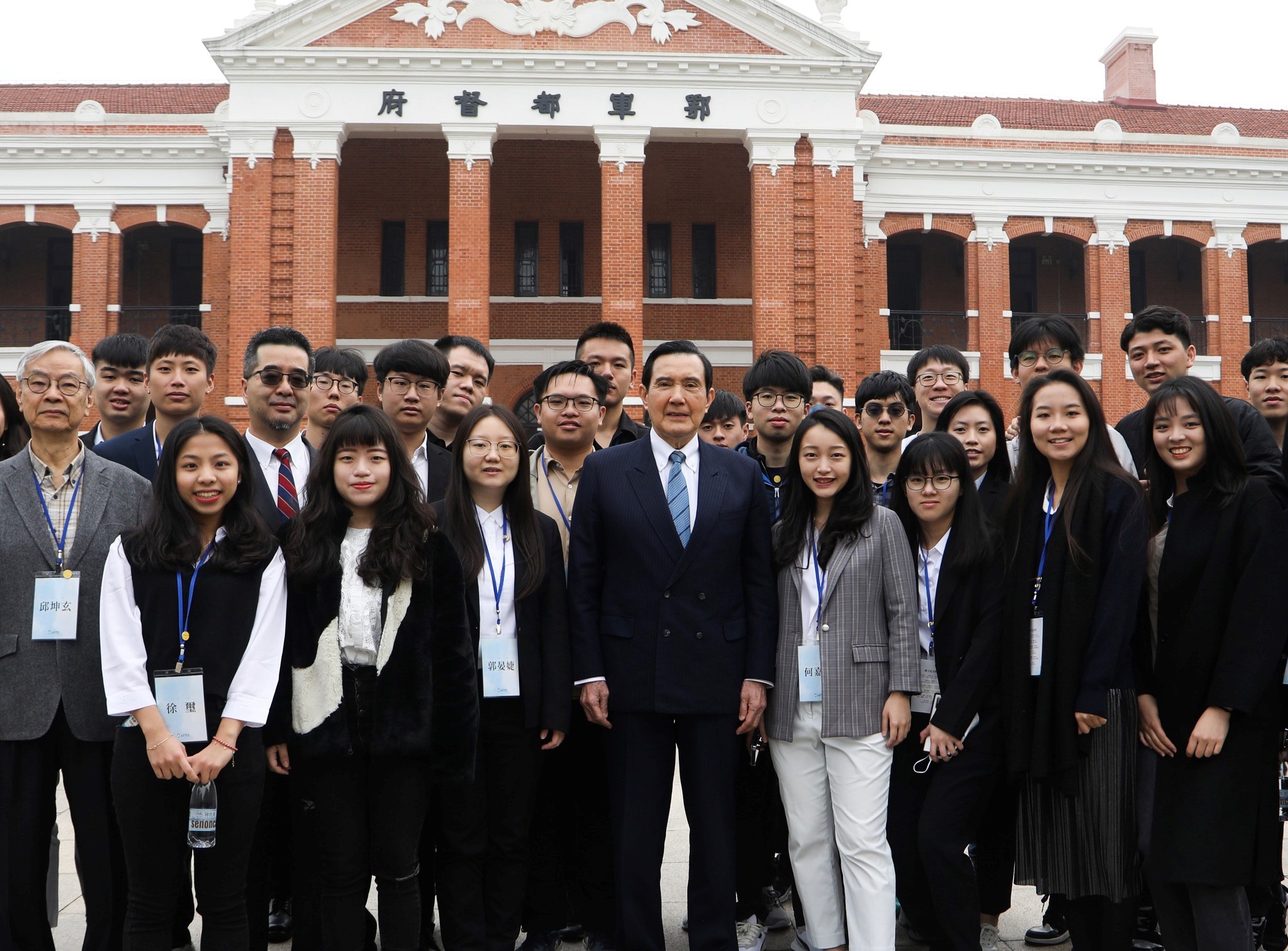馬英九（中）早前到湖北，與中國學生在中華民國軍政府鄂軍都督府合照。（翻攝馬英九臉書）