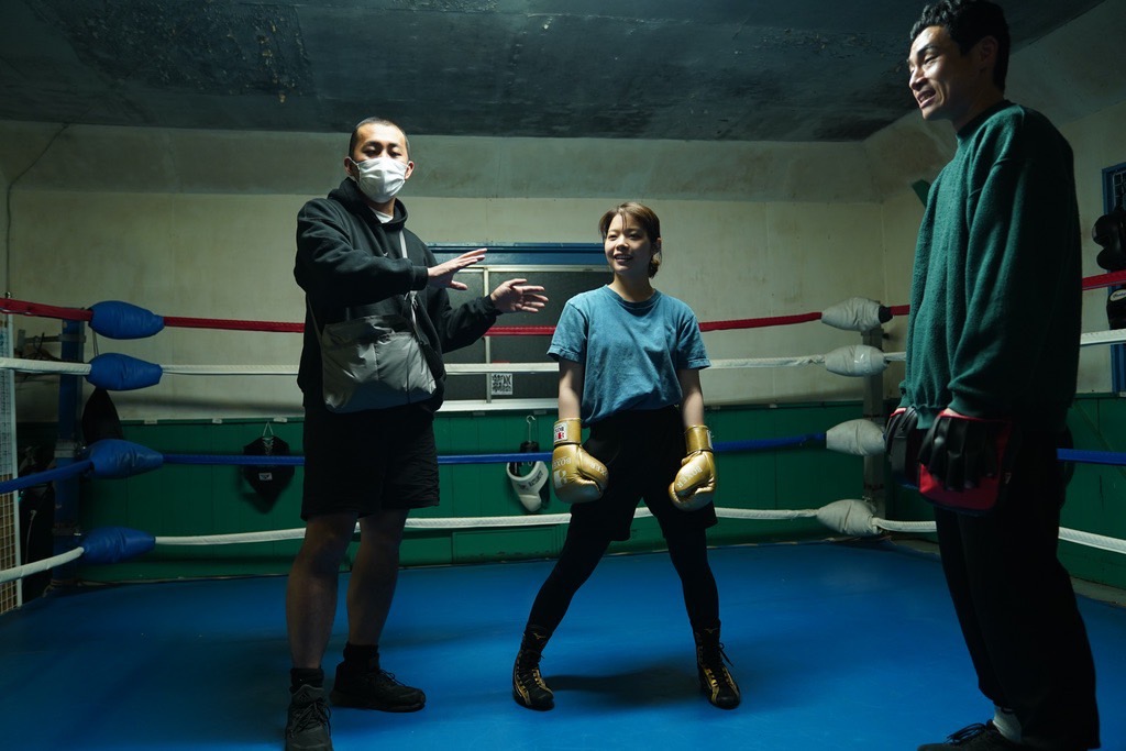 編導三宅唱（左起）與岸井雪乃、拳擊指導兼演員松浦慎一郎一起排演拳擊動作。（光年映畫提供）　