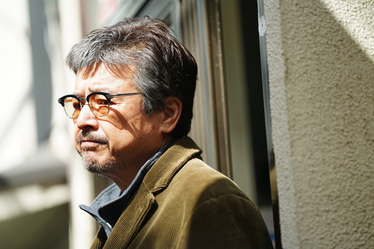 資深男星三浦友和在片中飾演拳擊館館長，在現場就像大家長。（光年映畫提供）