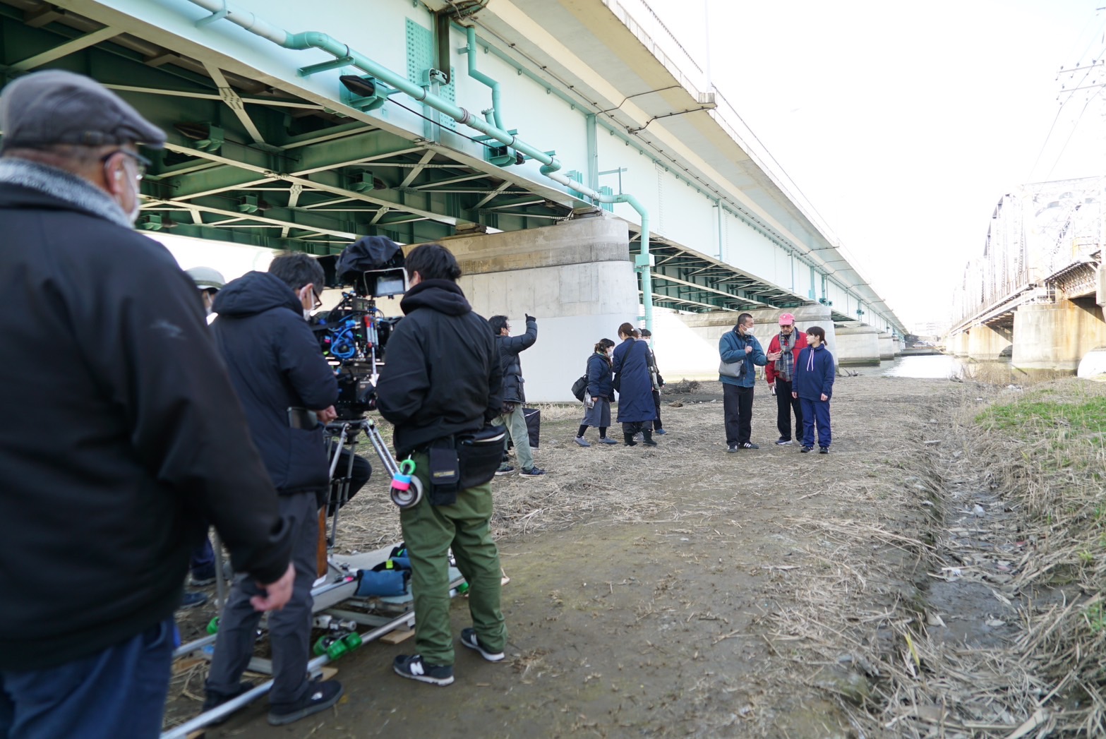 岸井雪乃（右起）、三浦友和在東京北部的荒川區拍攝時與導演三宅唱現場討論。（光年映畫提供）