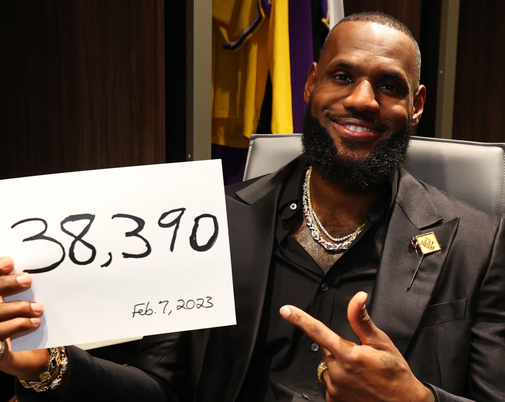 詹姆斯今天在ESPY頒獎典禮上，宣布將會再戰一個賽季。（翻攝自Los Angeles Lakers粉專）