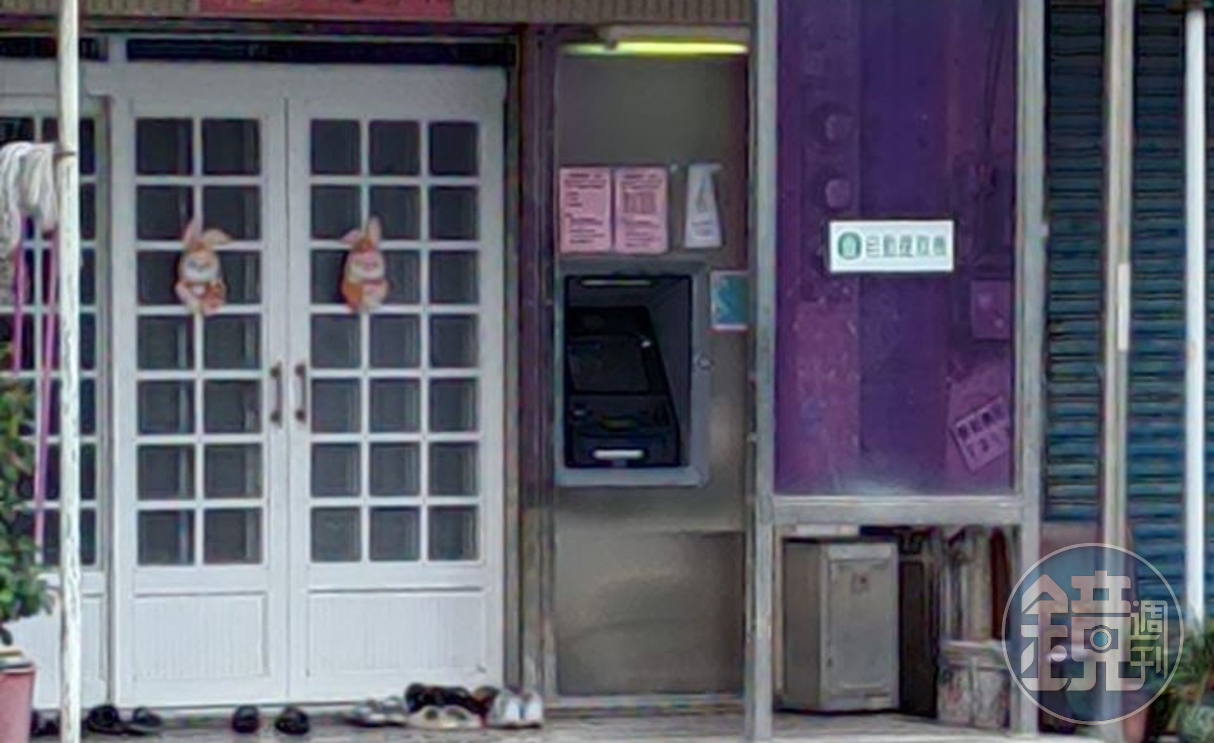 高雄阿蓮區一戶民宅門口居然真的有台ATM!有網友在網路上貼出這張照片立馬引發熱烈討論。(翻攝「路上觀察學院」臉書社團)