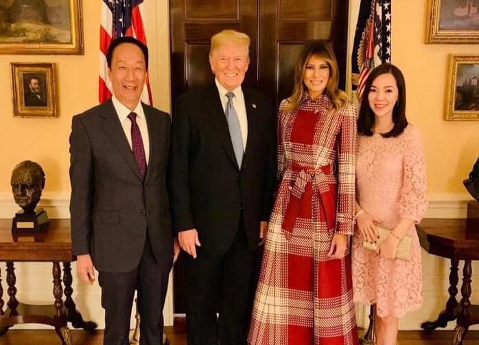 郭台銘、曾馨瑩夫婦曾與前美國總統川普、夫人梅蘭妮亞見面。（翻攝郭台銘臉書）
