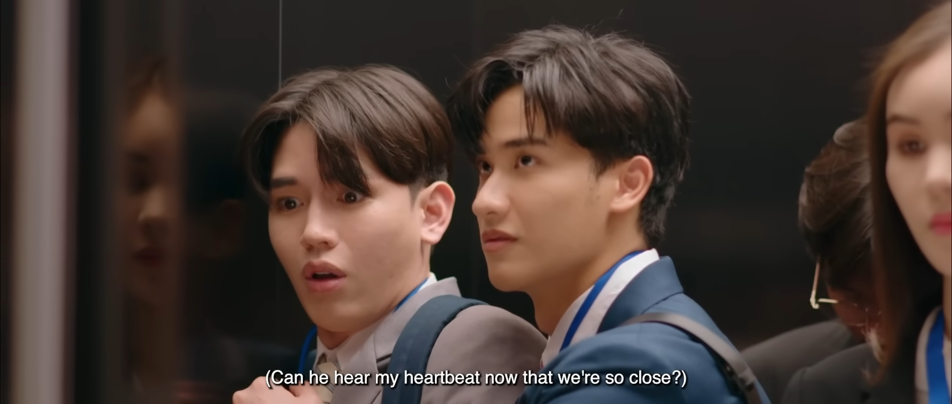 在電梯裡的碰觸，讓New飾演的安達得知了黑澤的心意。（翻攝自GMMTV預告）