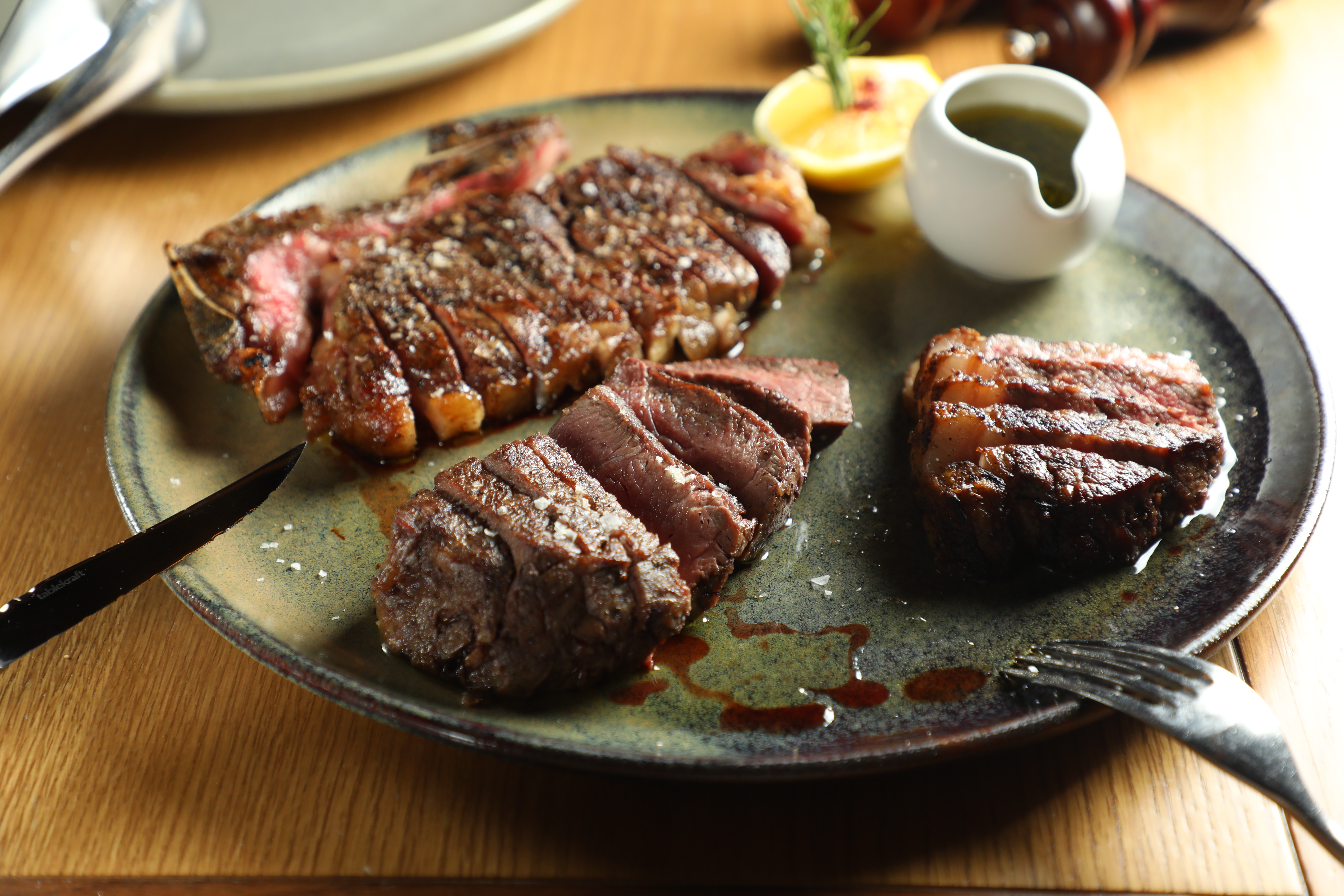 在澳洲小城格里菲斯吃到世界百大牛排館的「Stanbroke Signature Tasting Plate」。其中包括乾式熟成的安格斯帶骨紐約客。（澳幣99元／份，約NT$2,092）