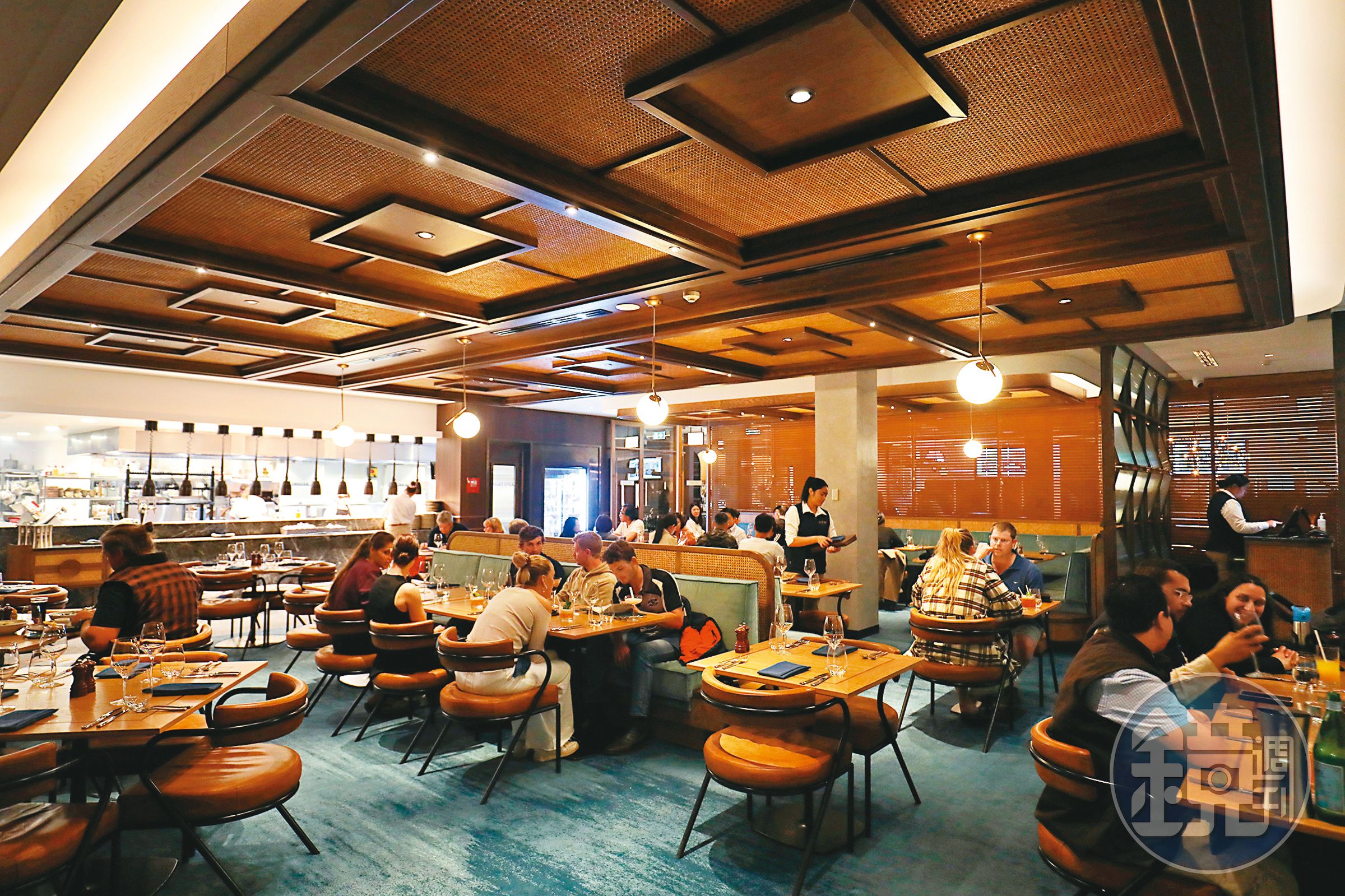 開在飯店1樓的「BULL & BELL」是世界排名第92的牛排館，吸引許多食客遠道而來。