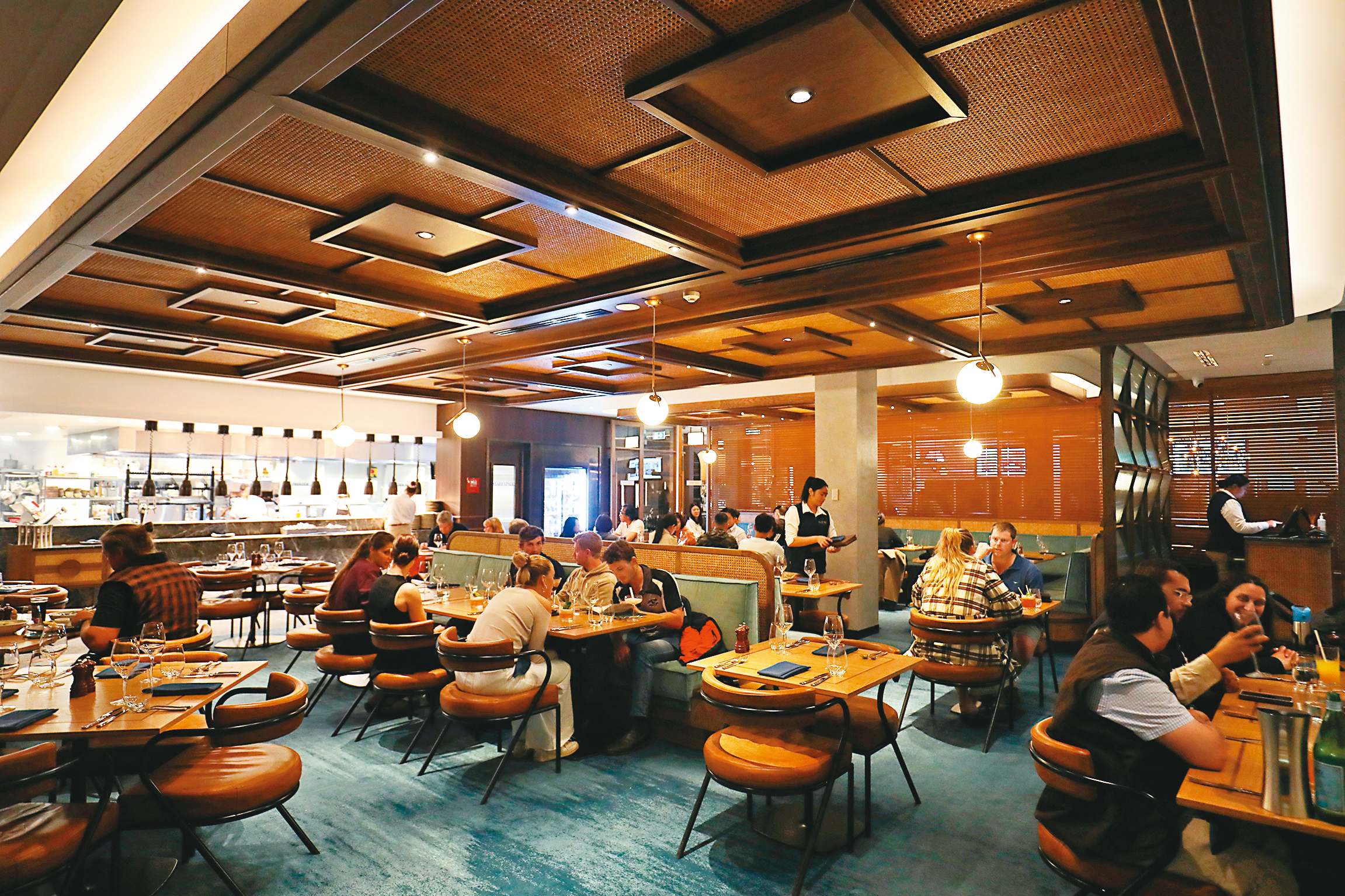 開在飯店1樓的「BULL & BELL」是世界排名第92的牛排館，吸引許多食客遠道而來。