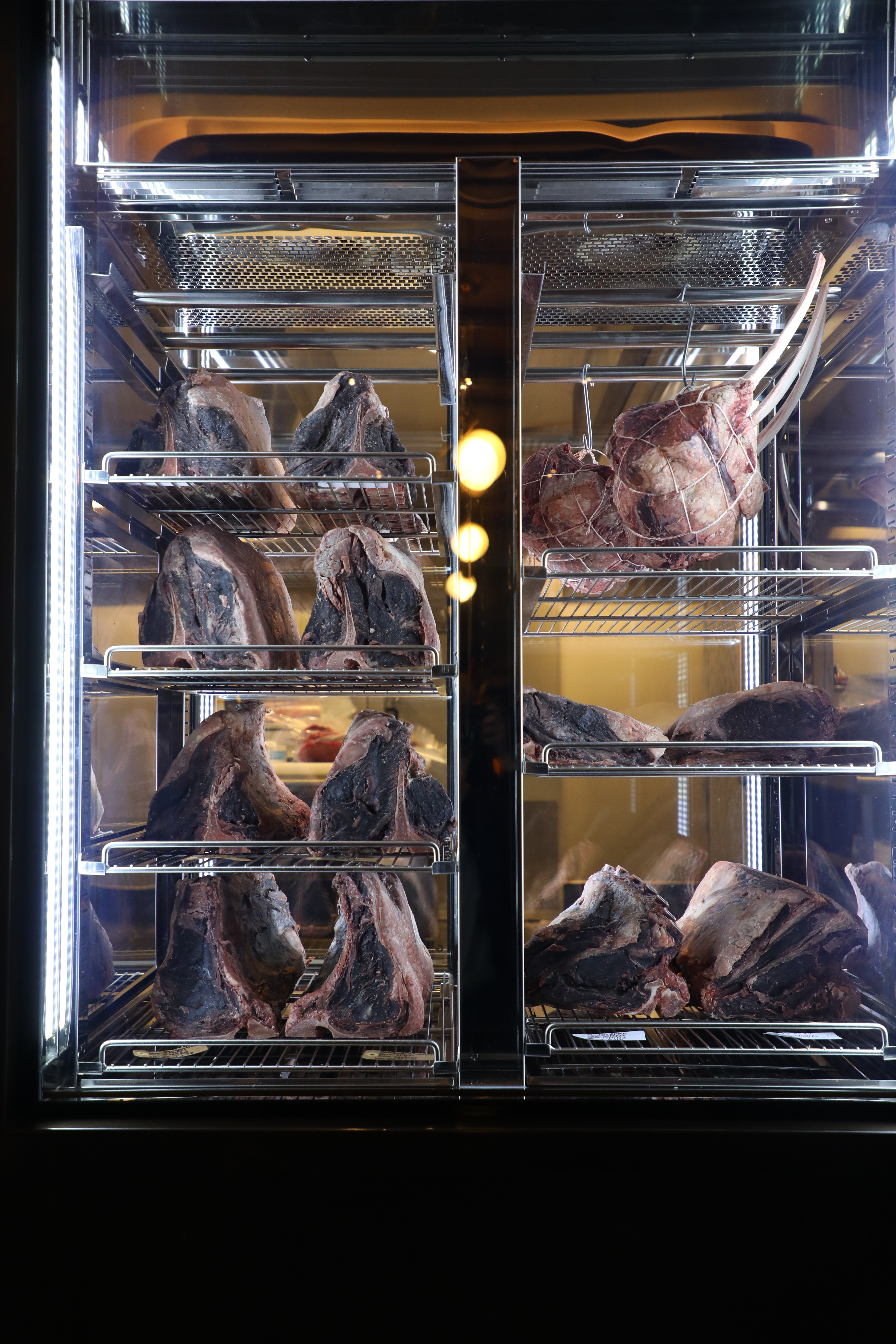 熟成櫃中的每一塊牛肉，都能追溯履歷來源。