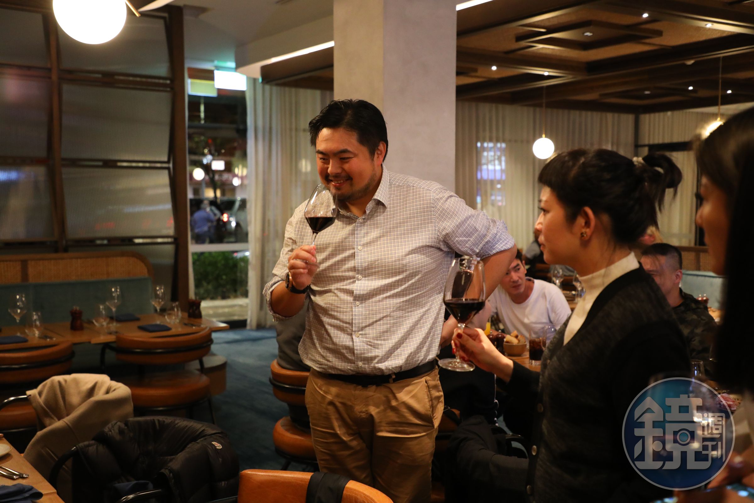 「獵人谷之夢」二代老闆Michael（左）從小在澳洲長大，對燒烤很有研究，堪稱牛排達人。